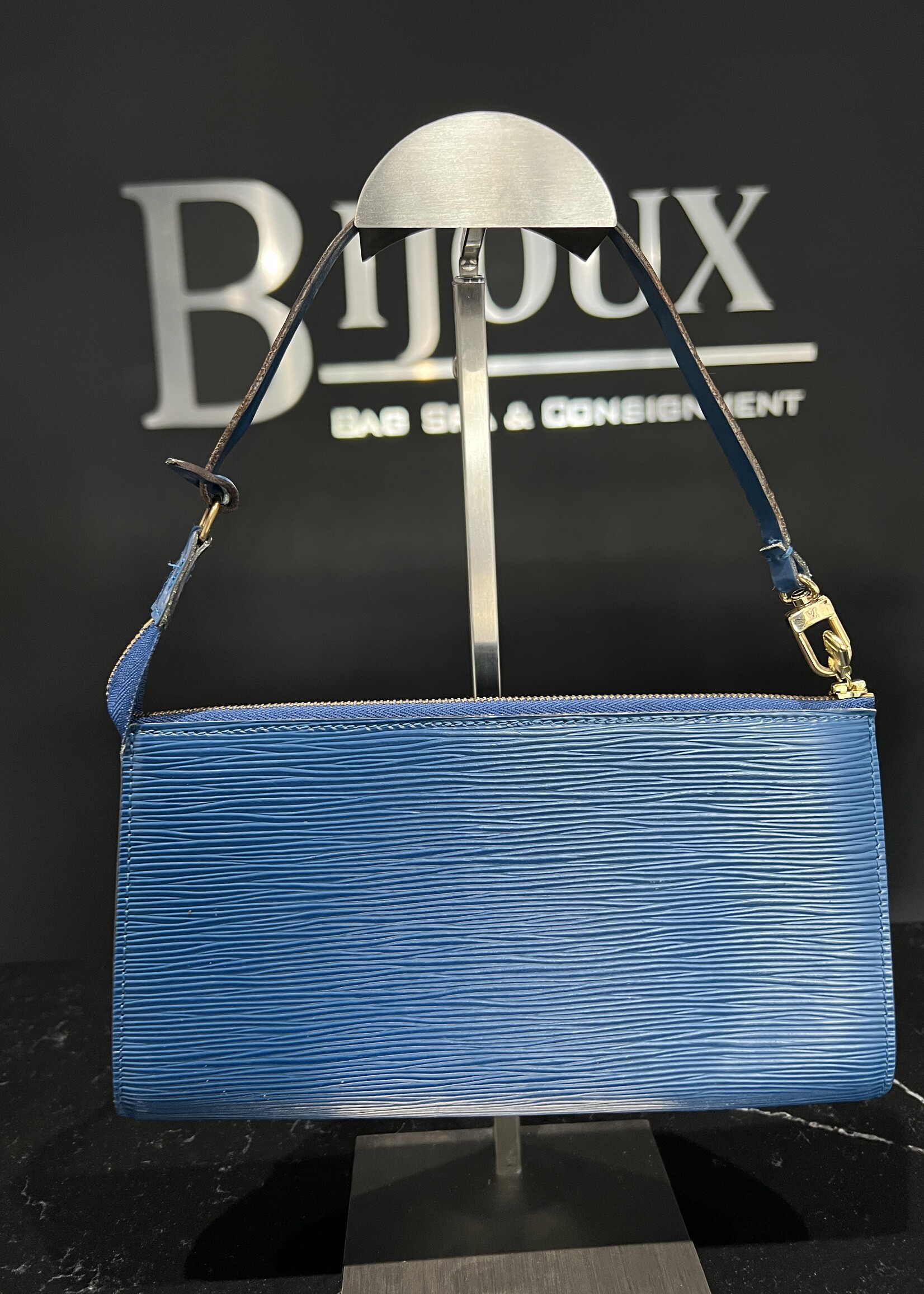 Louis Vuitton Louis Vuitton Epi Pochette 24