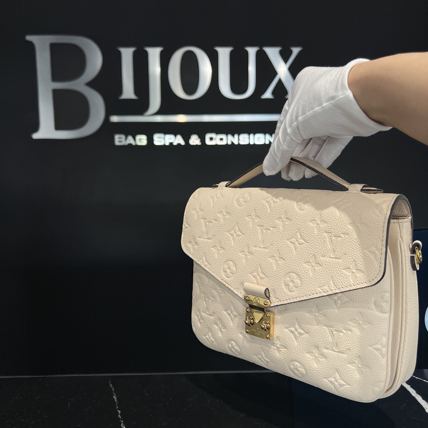 Louis Vuitton Louis Vuitton Pochette Metis