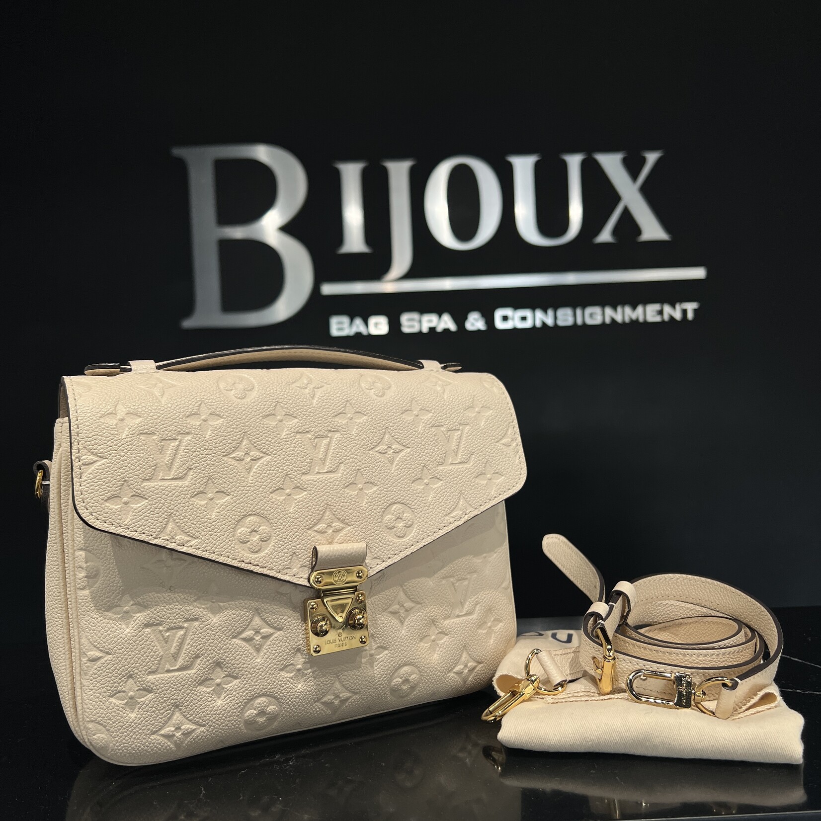 Louis Vuitton Louis Vuitton Pochette Metis