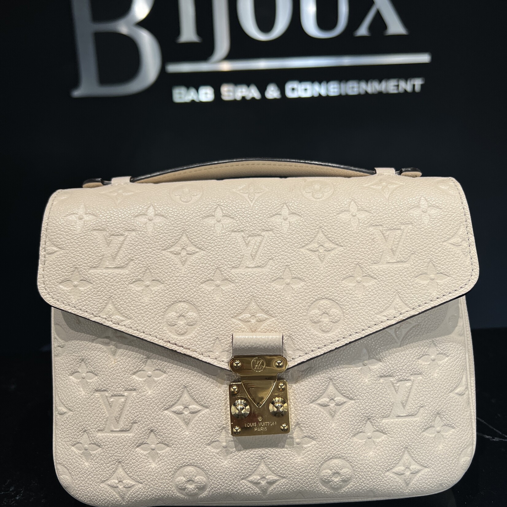 Louis Vuitton Louis Vuitton Pochette Metis