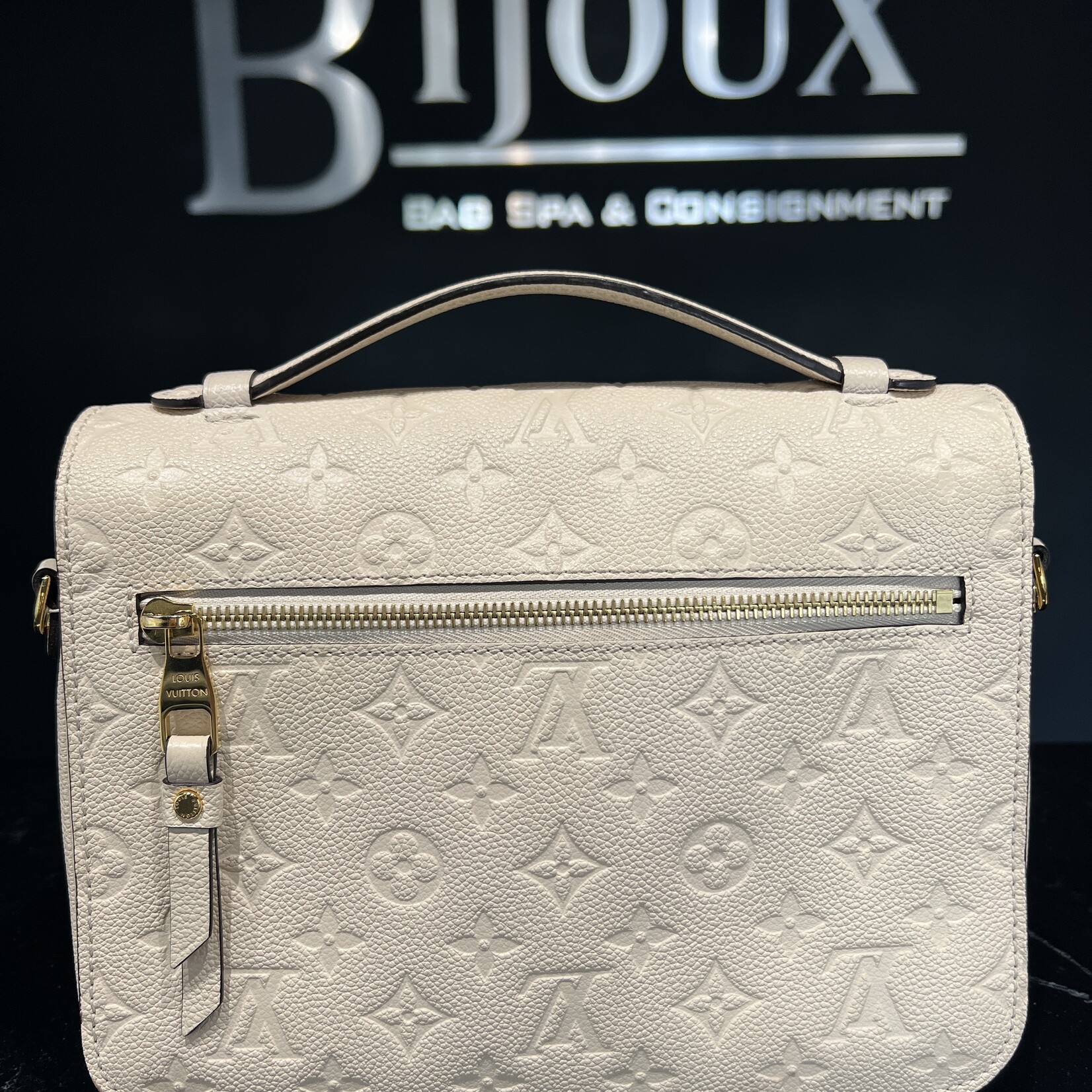 Louis Vuitton Louis Vuitton Pochette Metis