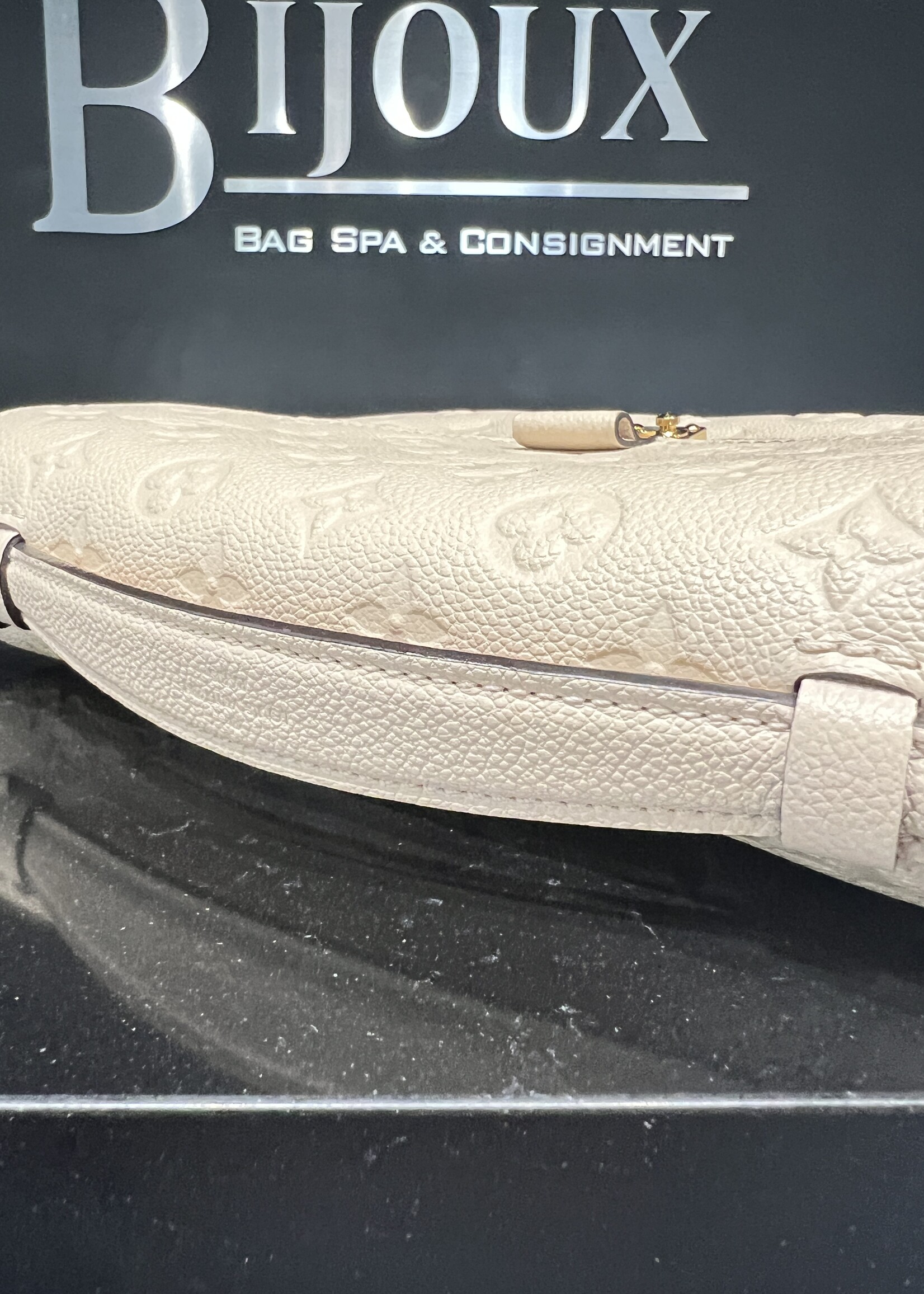 Louis Vuitton Louis Vuitton Pochette Metis