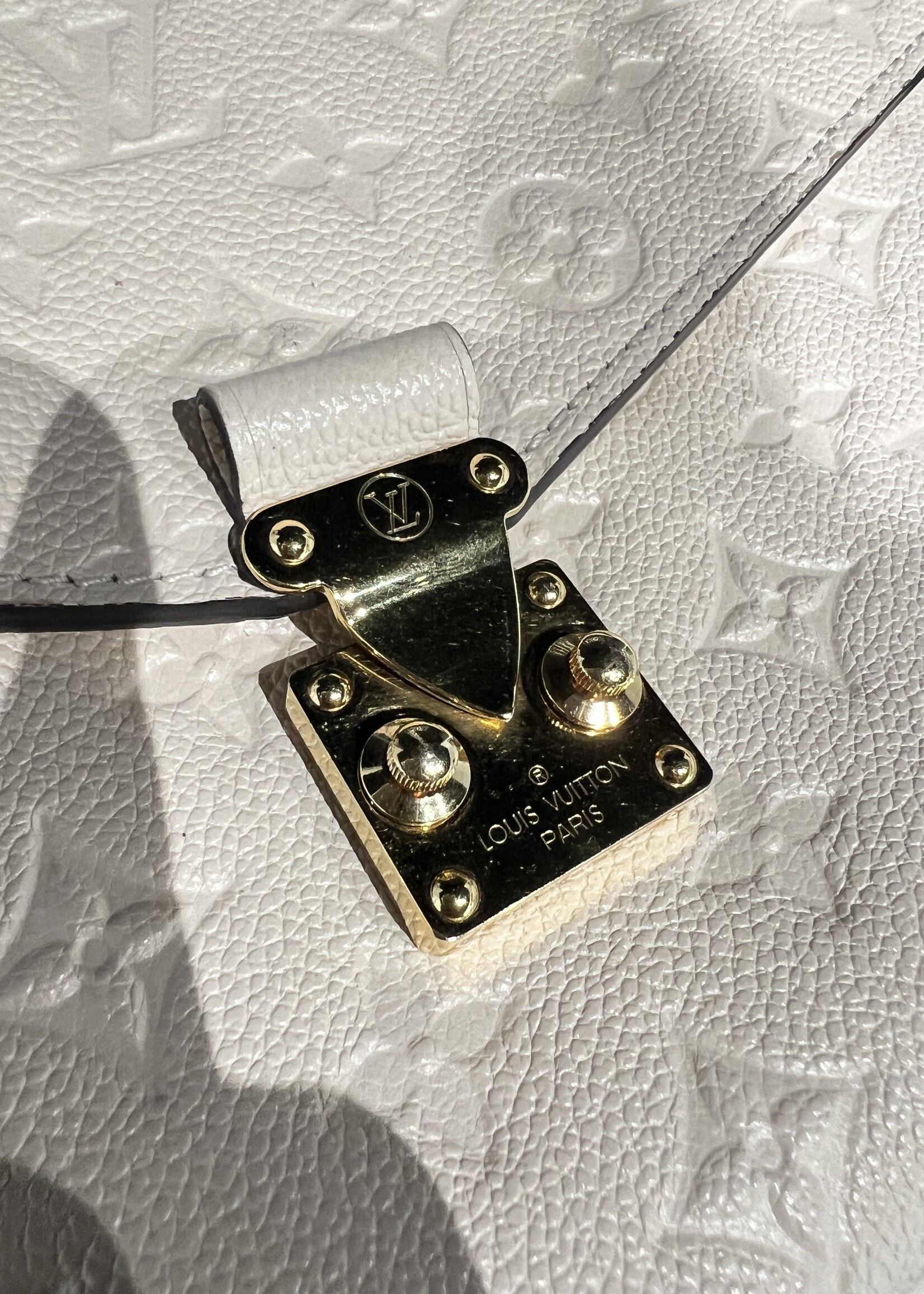 Louis Vuitton Louis Vuitton Pochette Metis