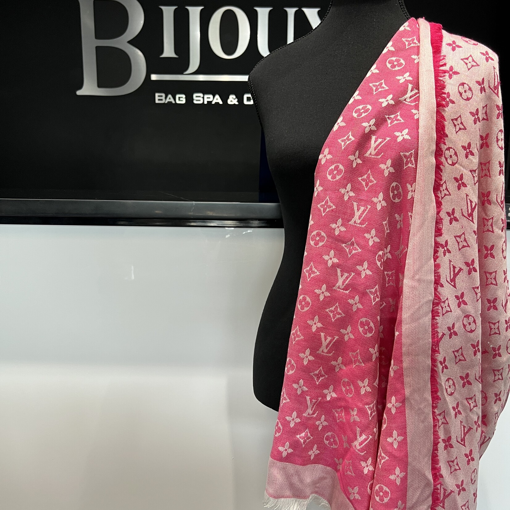 Louis Vuitton SOLD - Louis Vuitton Wool Monogram Pivonie Shawl