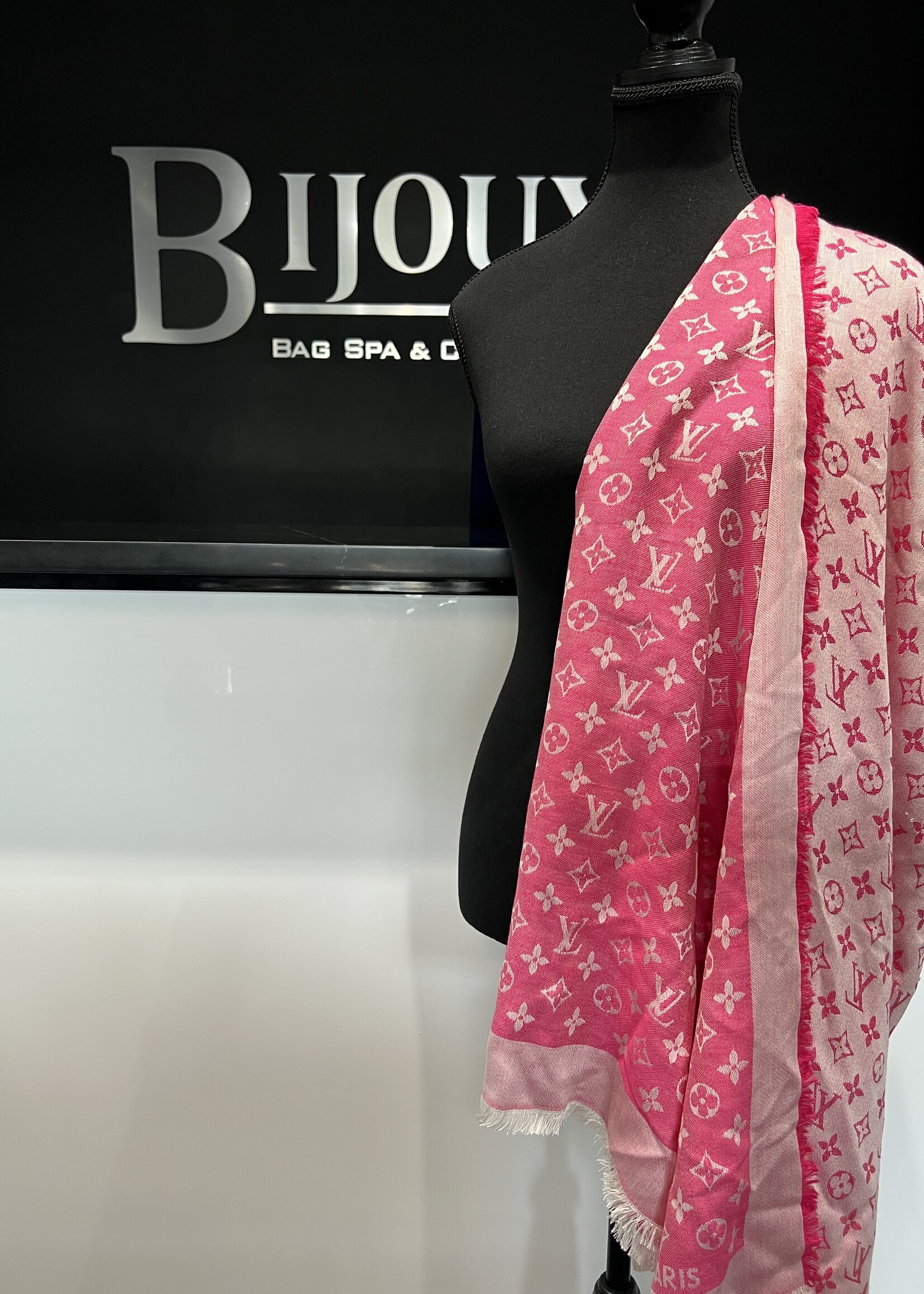 Louis Vuitton SOLD - Louis Vuitton Wool Monogram Pivonie Shawl