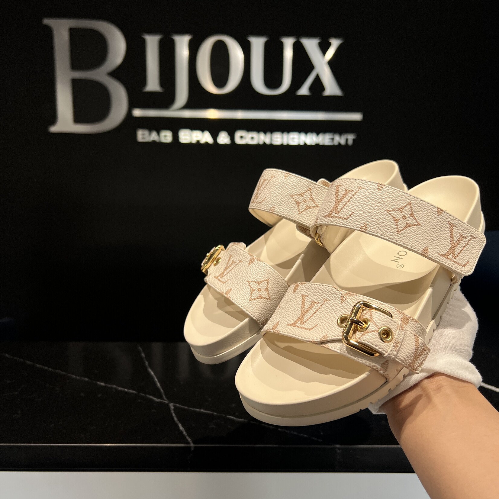 Louis Vuitton SOLD -Louis Vuitton Bom Dia Flat 37