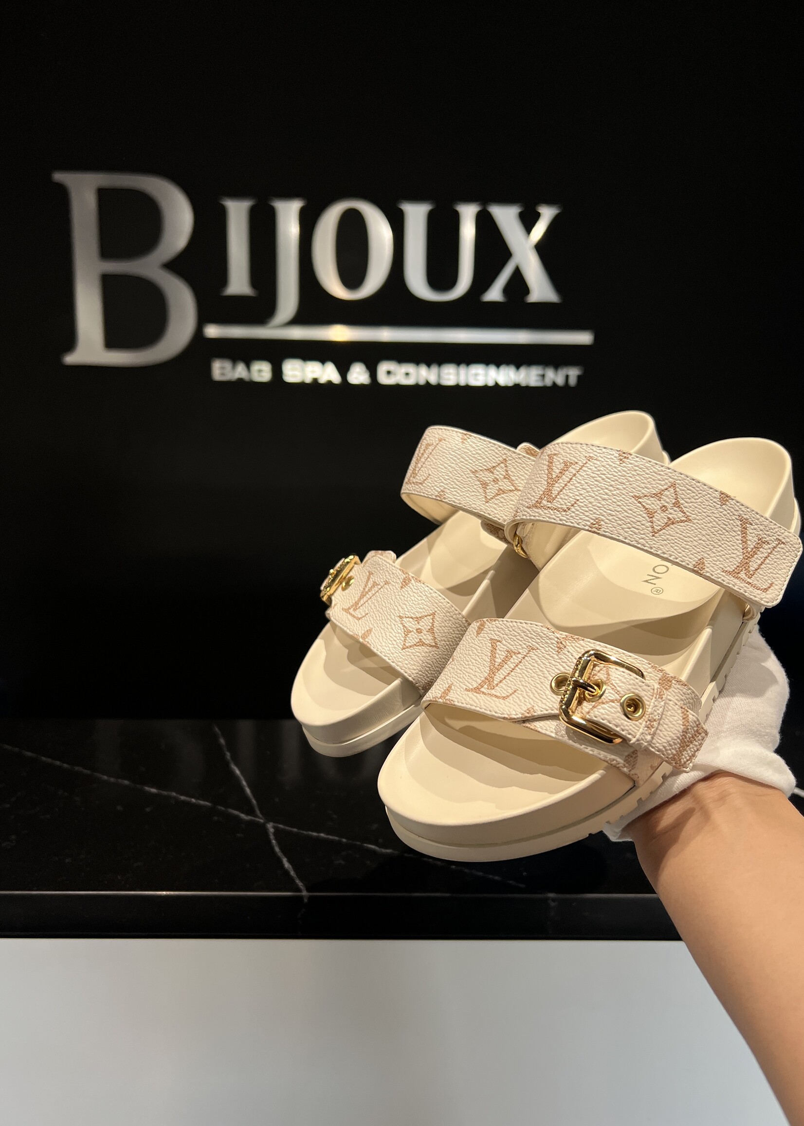 Louis Vuitton SOLD -Louis Vuitton Bom Dia Flat 37