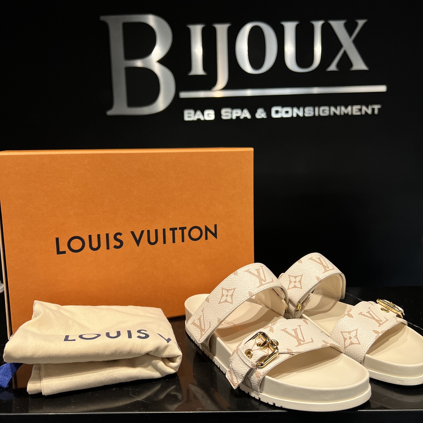 Louis Vuitton SOLD -Louis Vuitton Bom Dia Flat 37