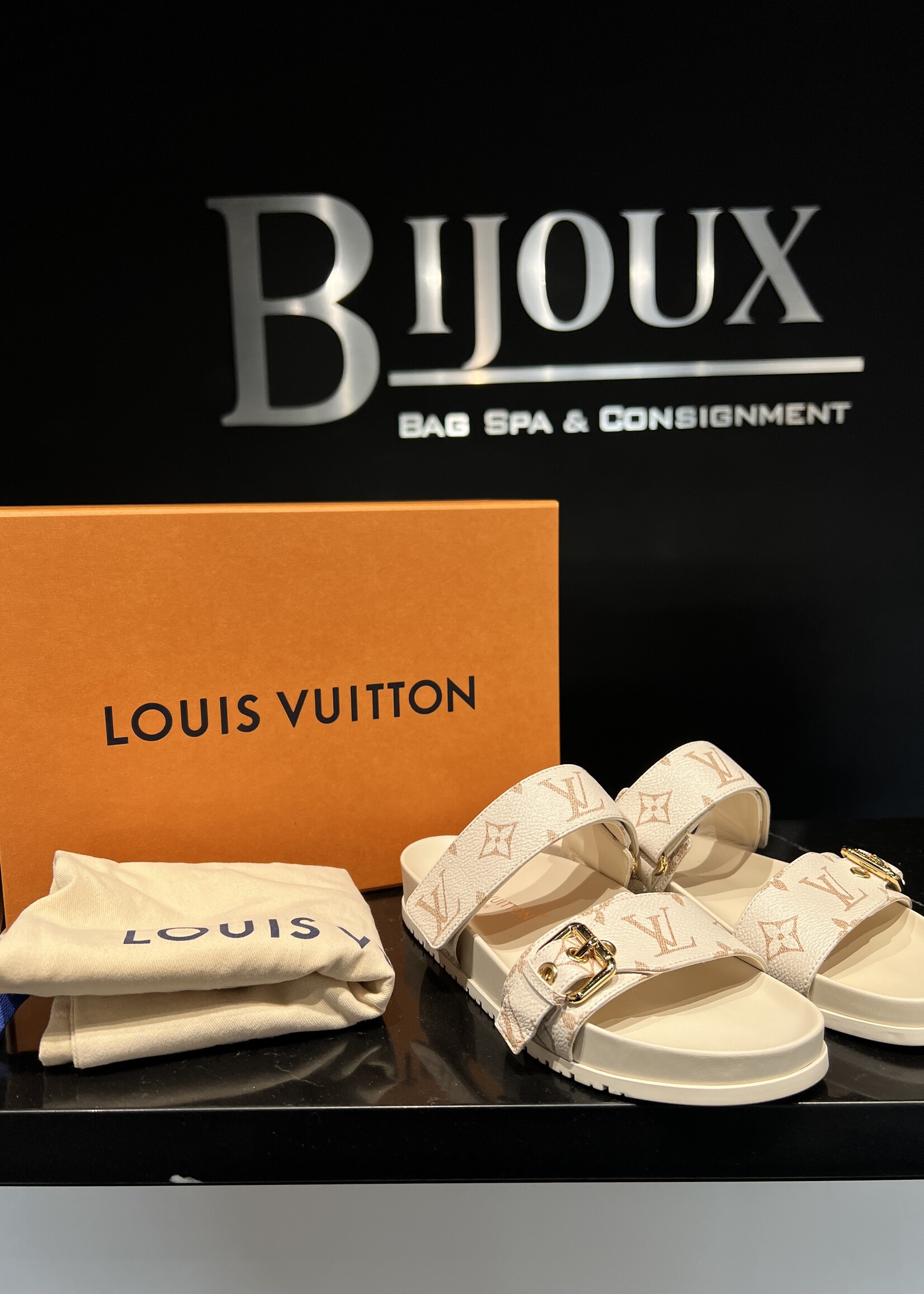 Louis Vuitton SOLD -Louis Vuitton Bom Dia Flat 37