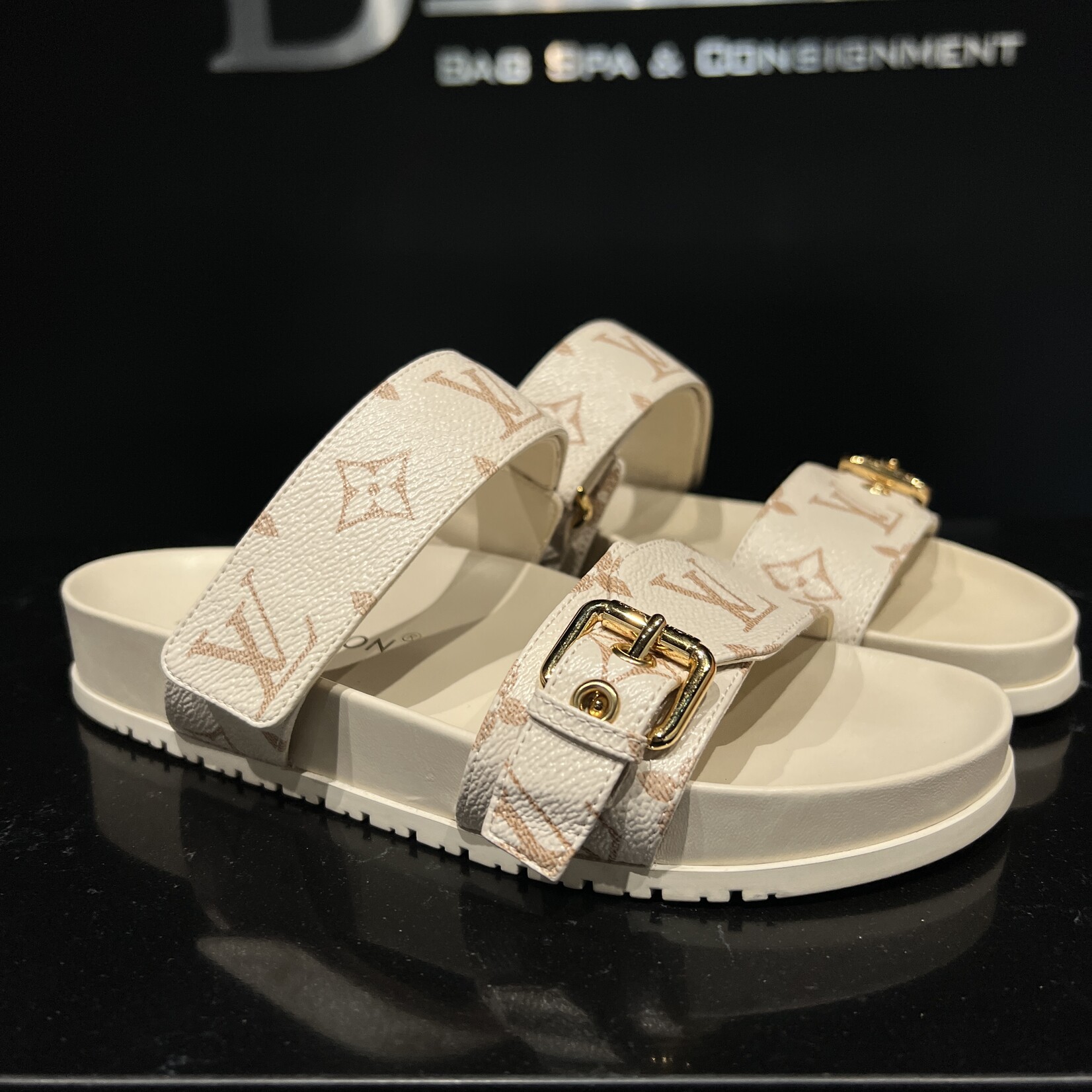 Louis Vuitton SOLD -Louis Vuitton Bom Dia Flat 37