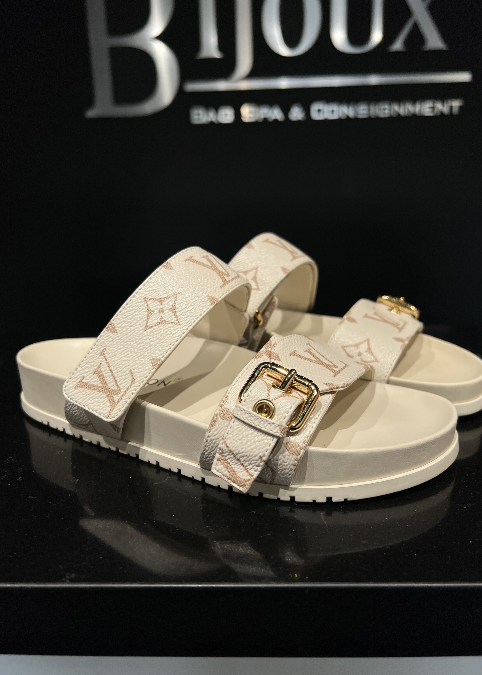 Louis Vuitton SOLD -Louis Vuitton Bom Dia Flat 37