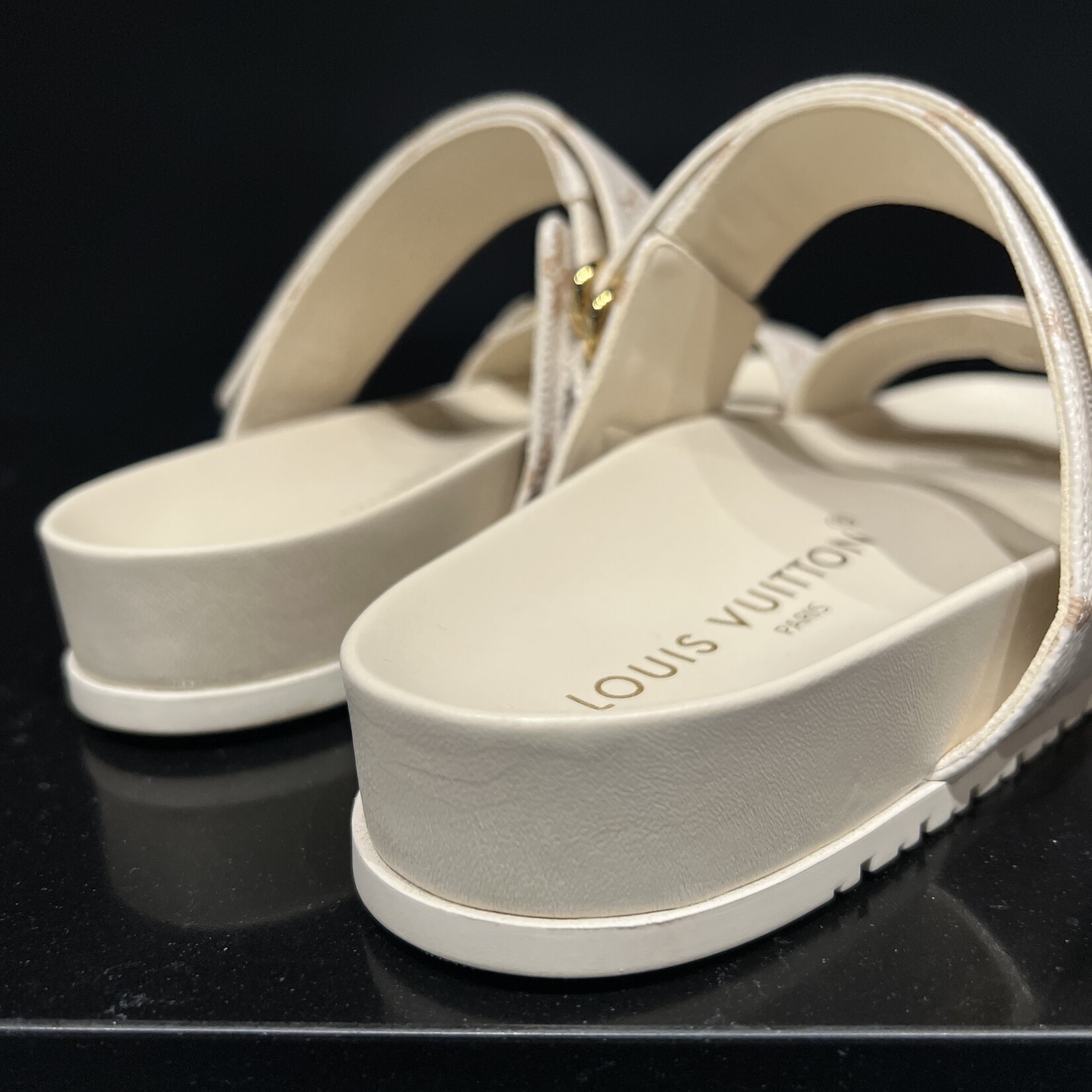 Louis Vuitton SOLD -Louis Vuitton Bom Dia Flat 37