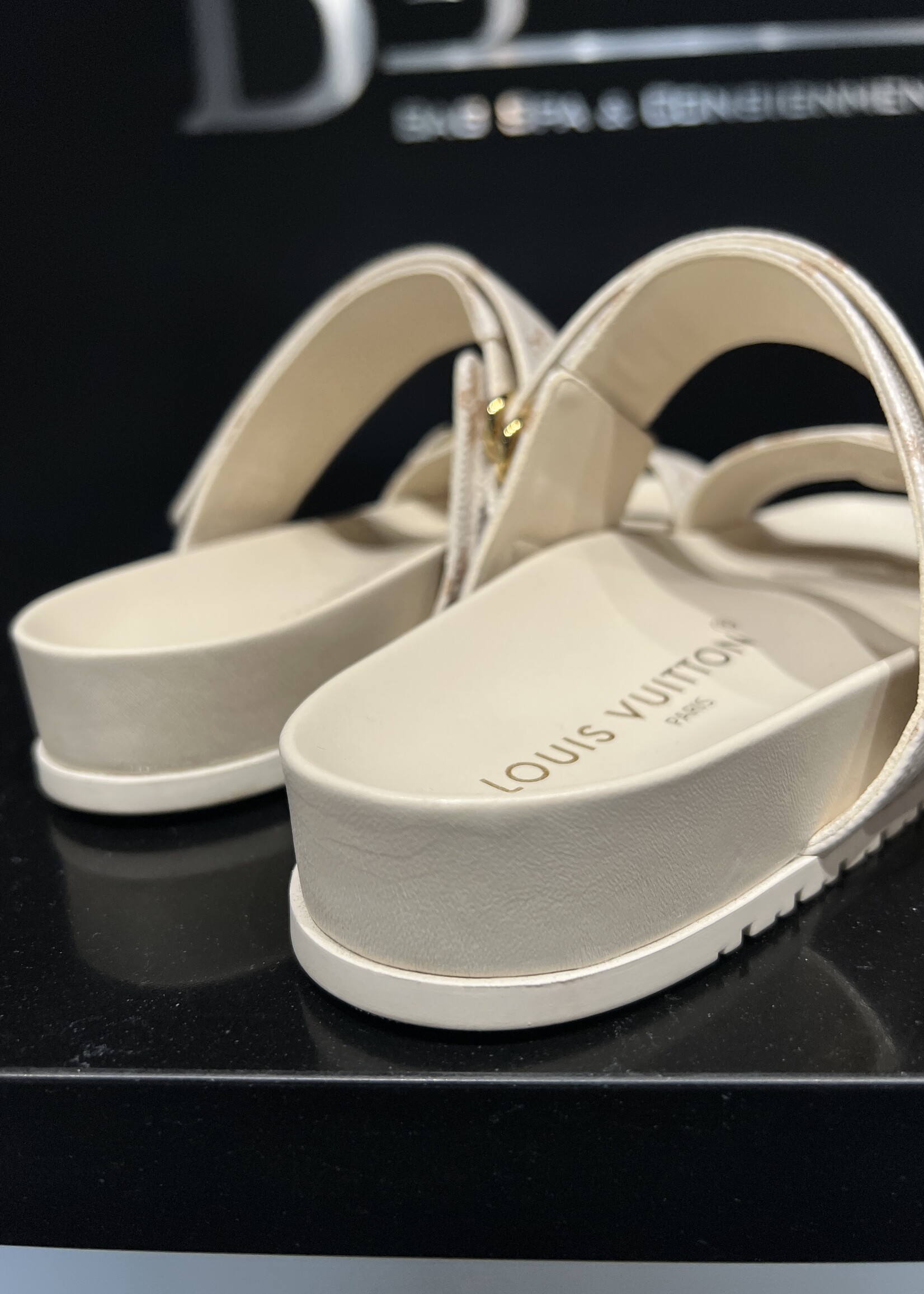 Louis Vuitton SOLD -Louis Vuitton Bom Dia Flat 37