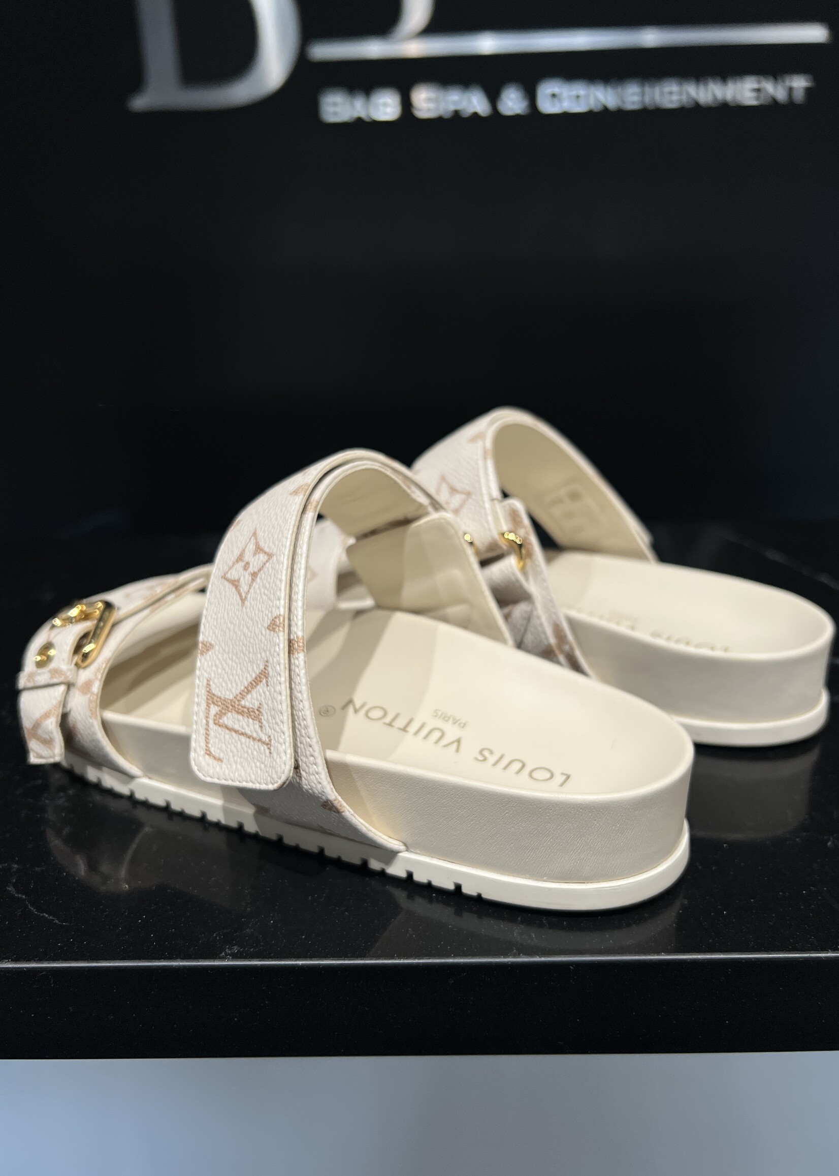 Louis Vuitton SOLD -Louis Vuitton Bom Dia Flat 37