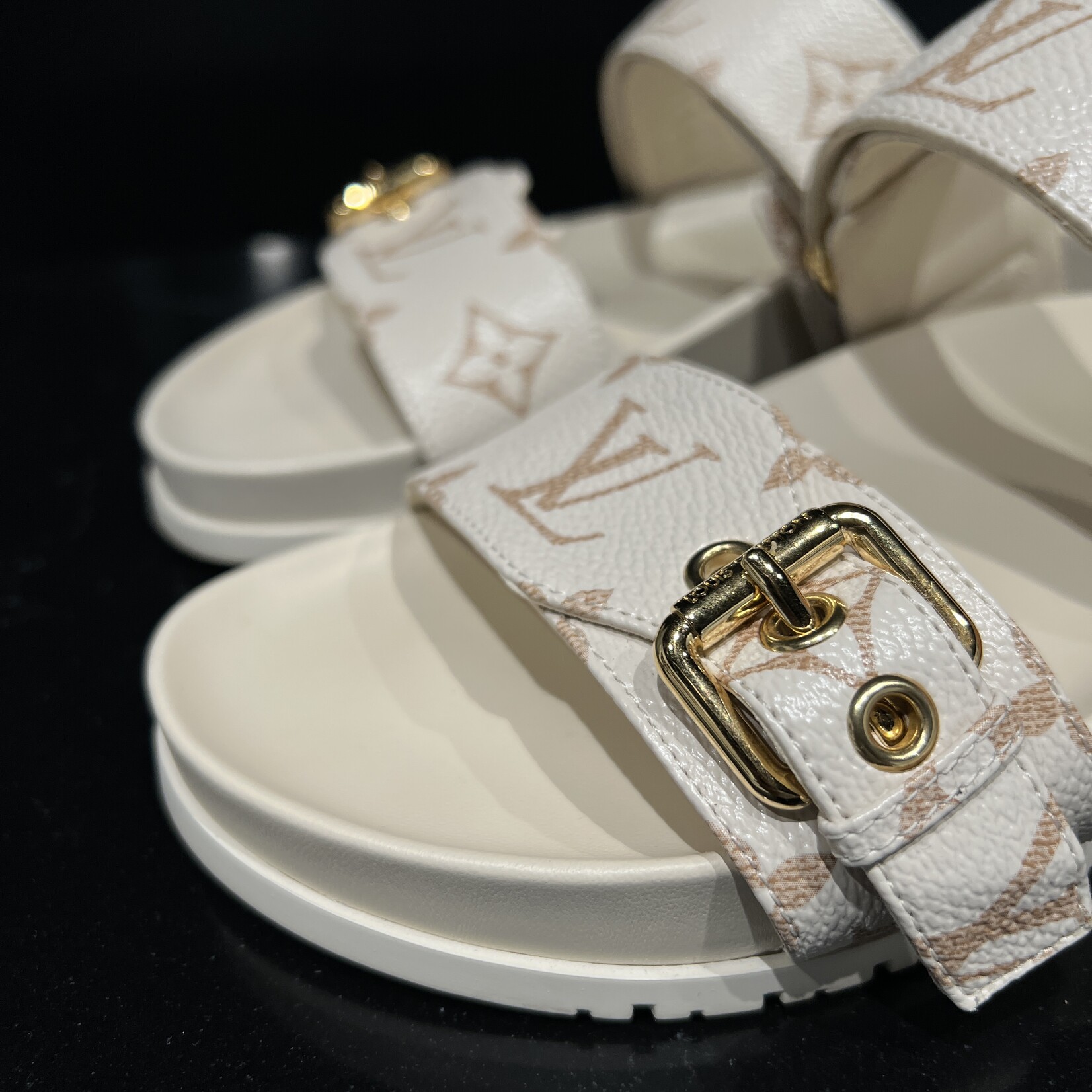 Louis Vuitton SOLD -Louis Vuitton Bom Dia Flat 37