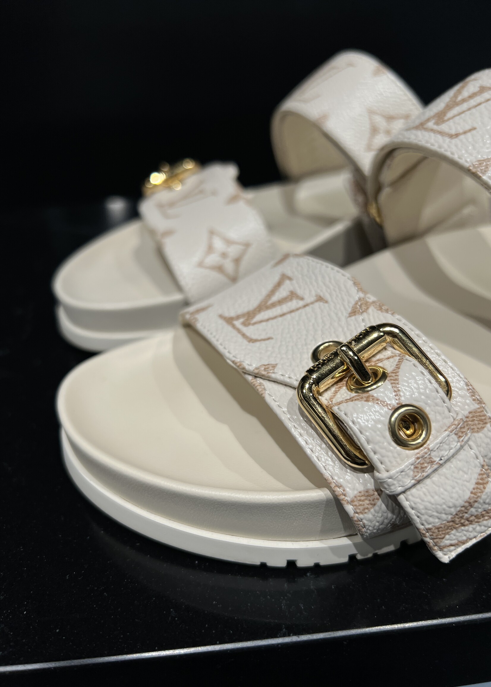 Louis Vuitton SOLD -Louis Vuitton Bom Dia Flat 37