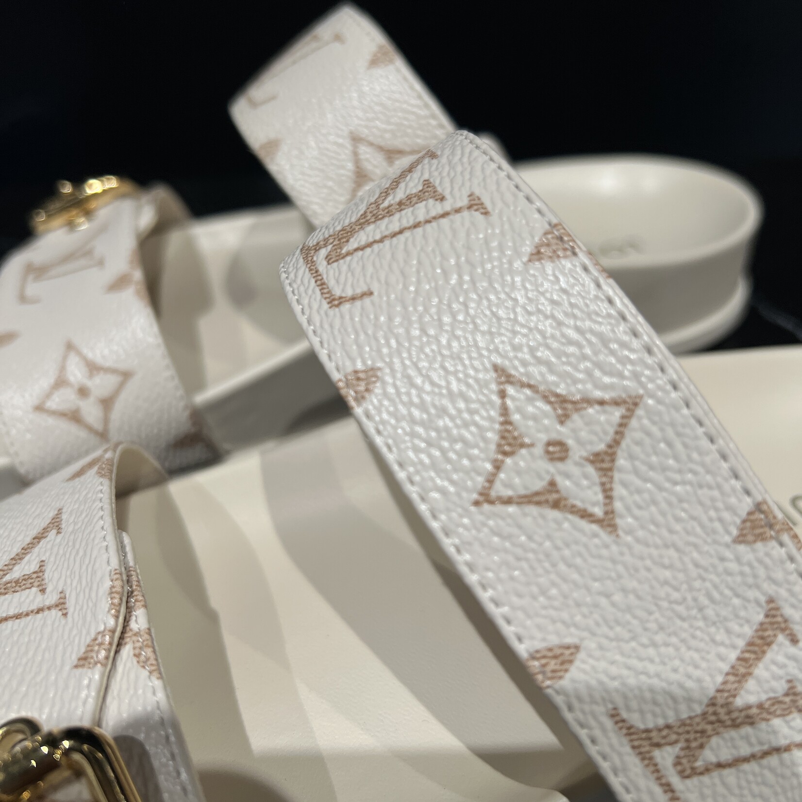 Louis Vuitton SOLD -Louis Vuitton Bom Dia Flat 37