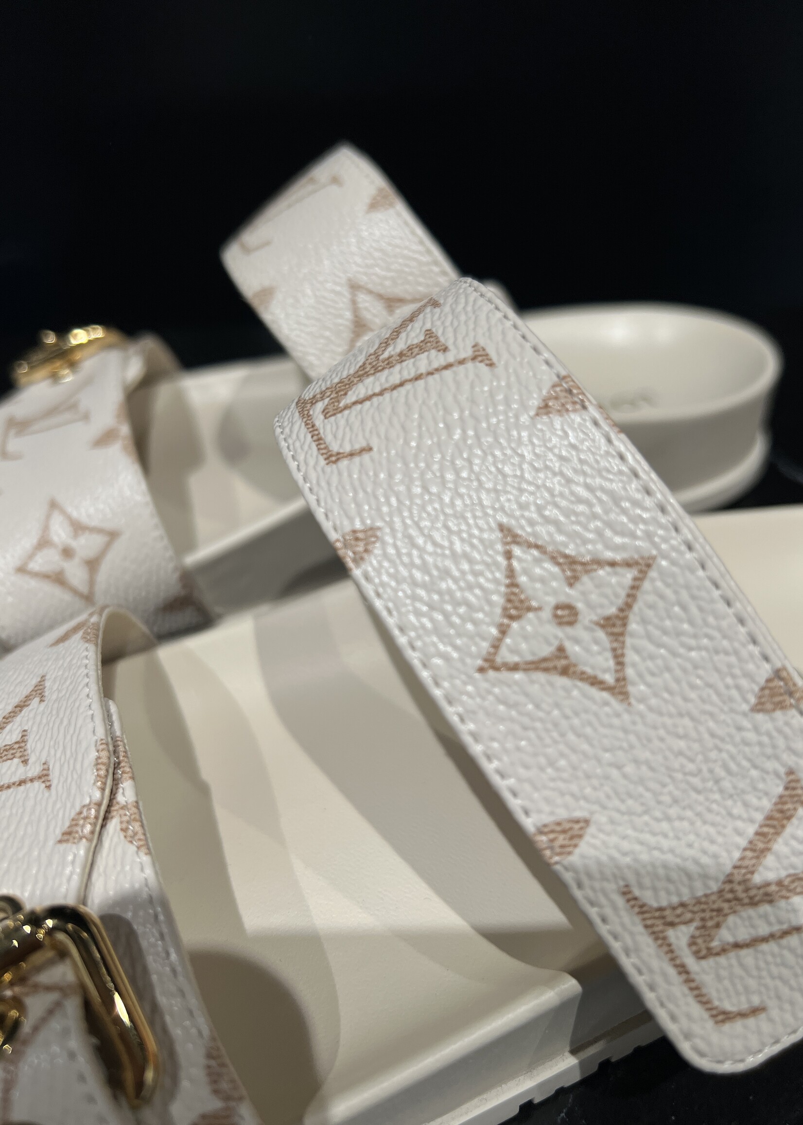 Louis Vuitton SOLD -Louis Vuitton Bom Dia Flat 37