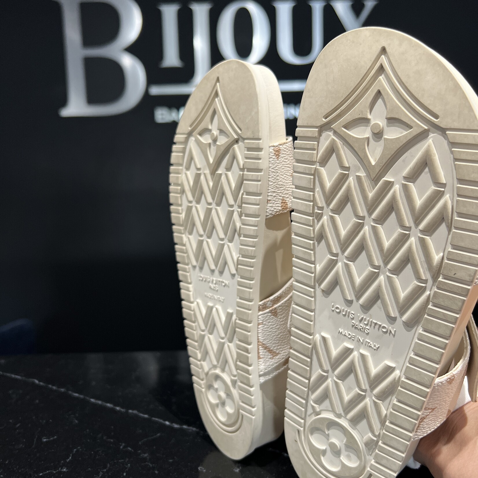 Louis Vuitton SOLD -Louis Vuitton Bom Dia Flat 37