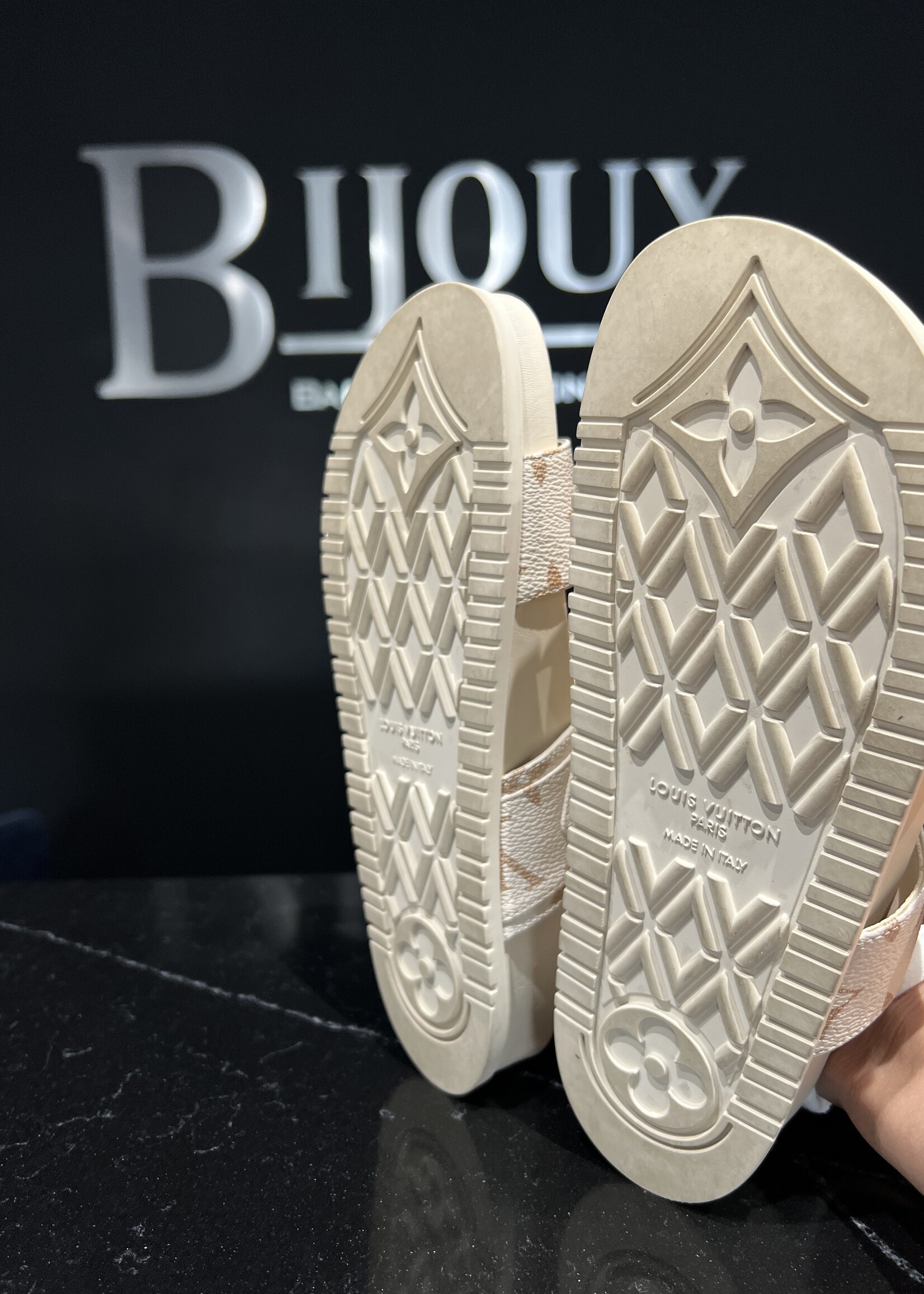 Louis Vuitton SOLD -Louis Vuitton Bom Dia Flat 37