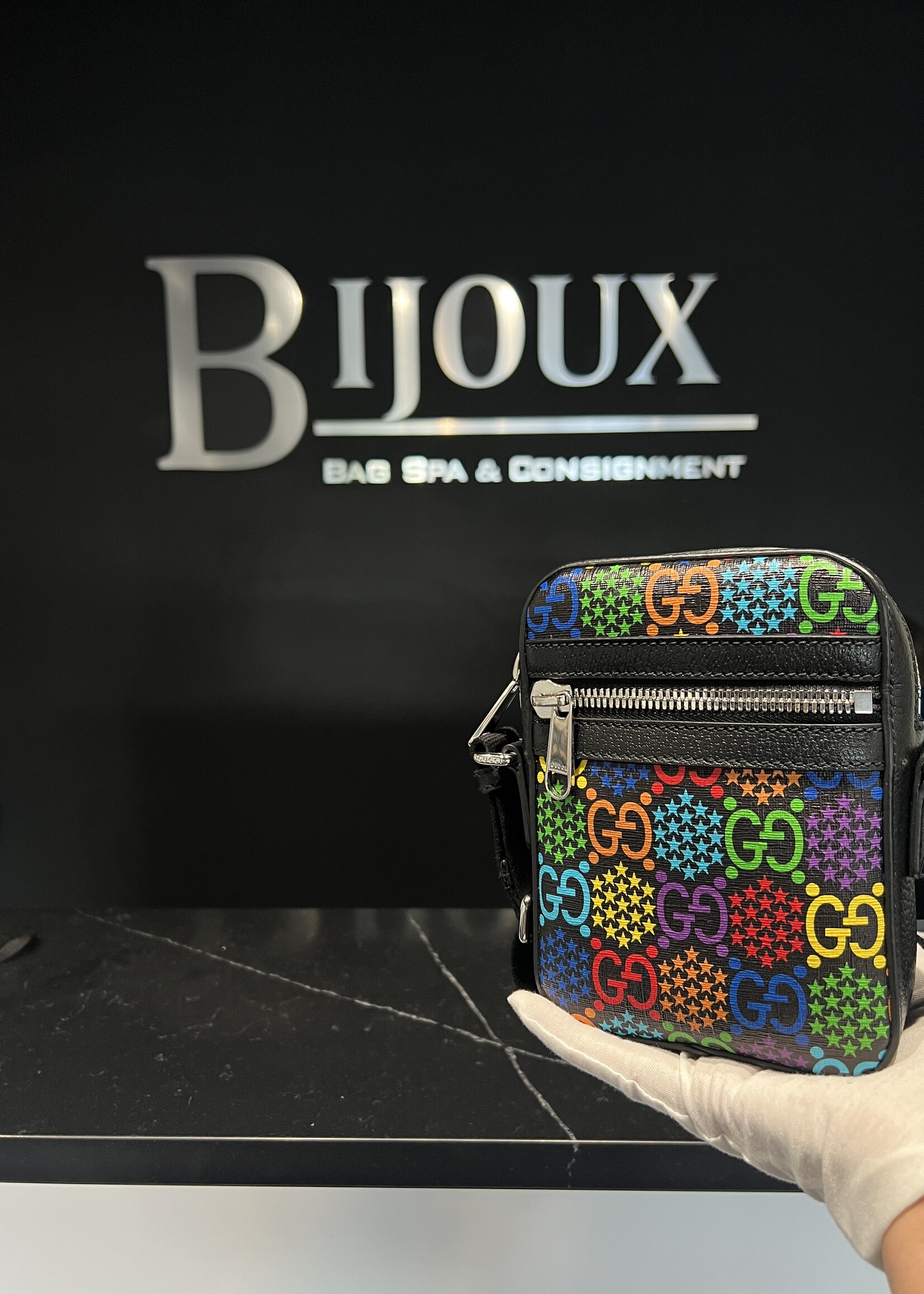 Gucci SOLD - Gucci GG Supreme Monogram Psychedlic Messenger