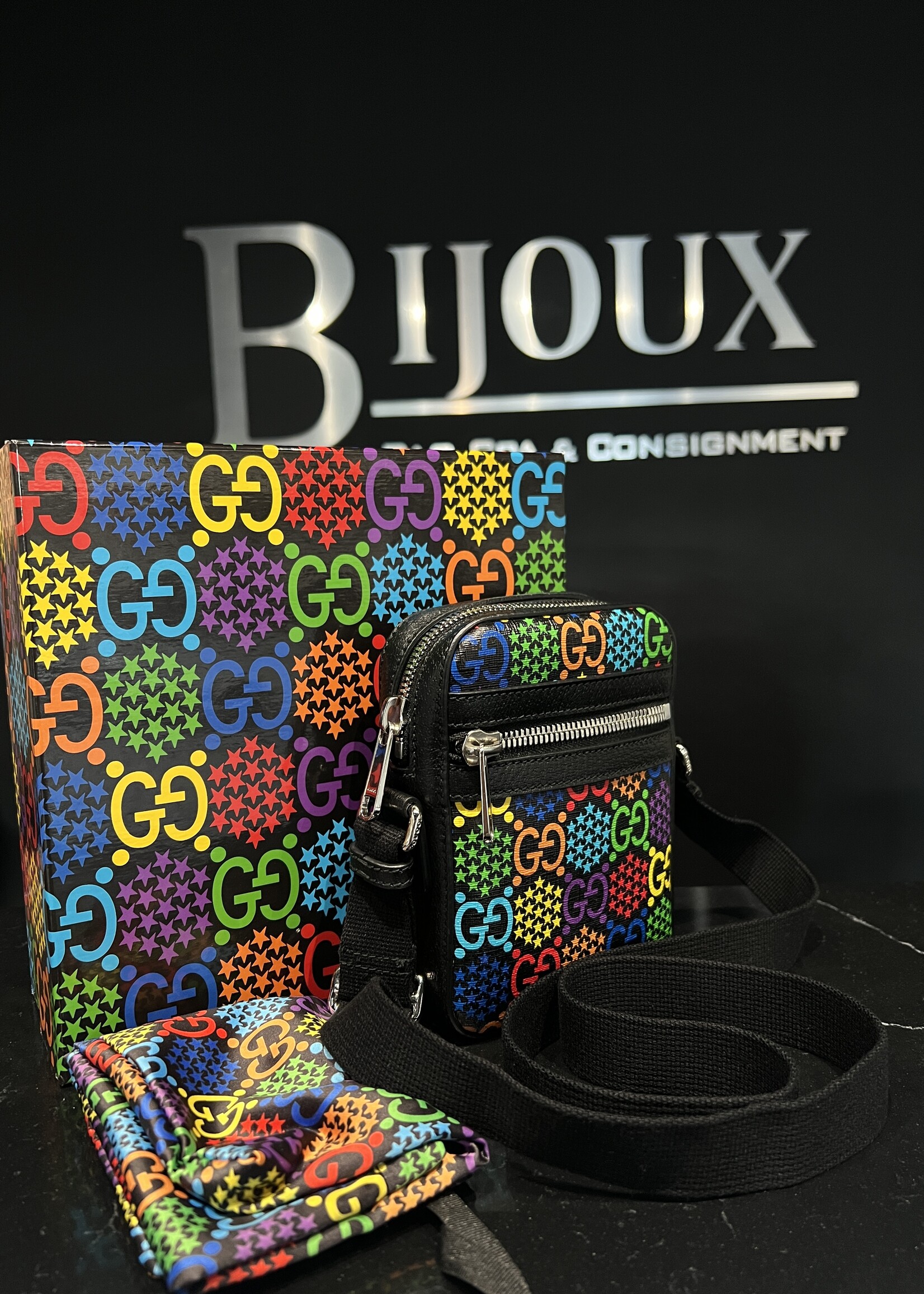 Gucci SOLD - Gucci GG Supreme Monogram Psychedlic Messenger