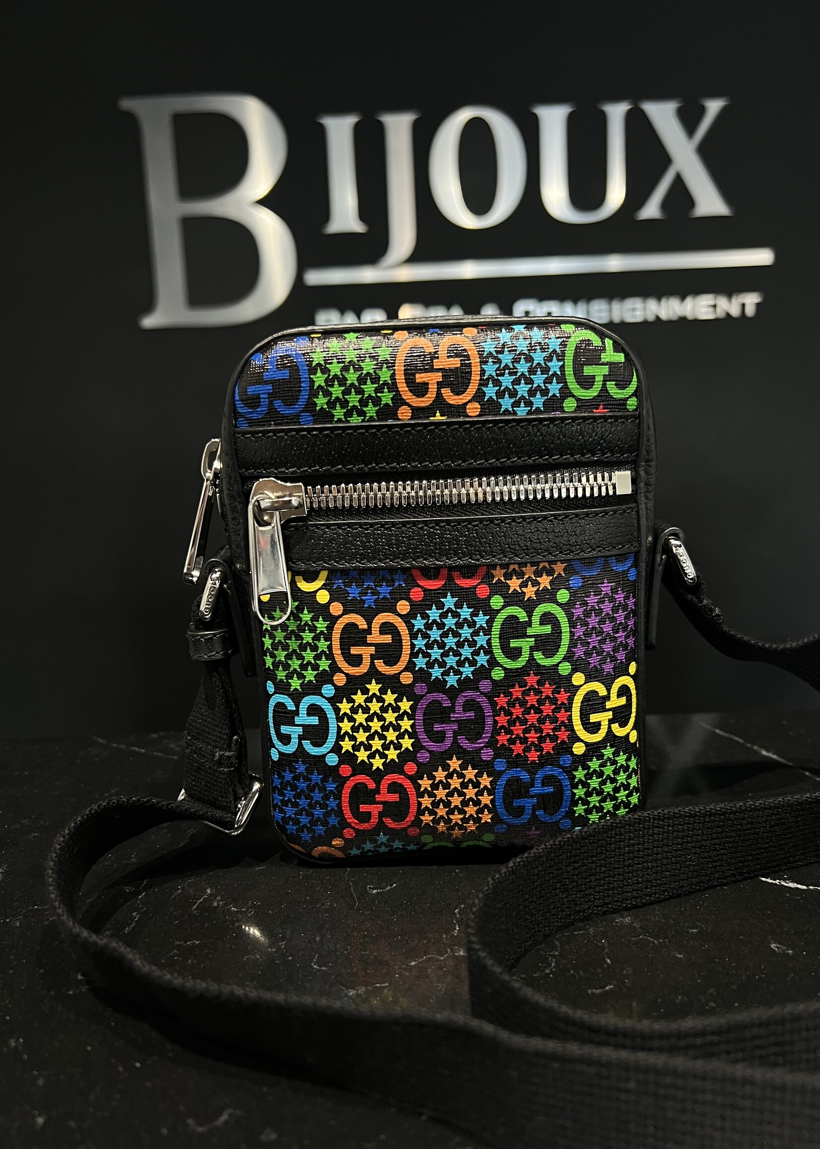 Gucci SOLD - Gucci GG Supreme Monogram Psychedlic Messenger