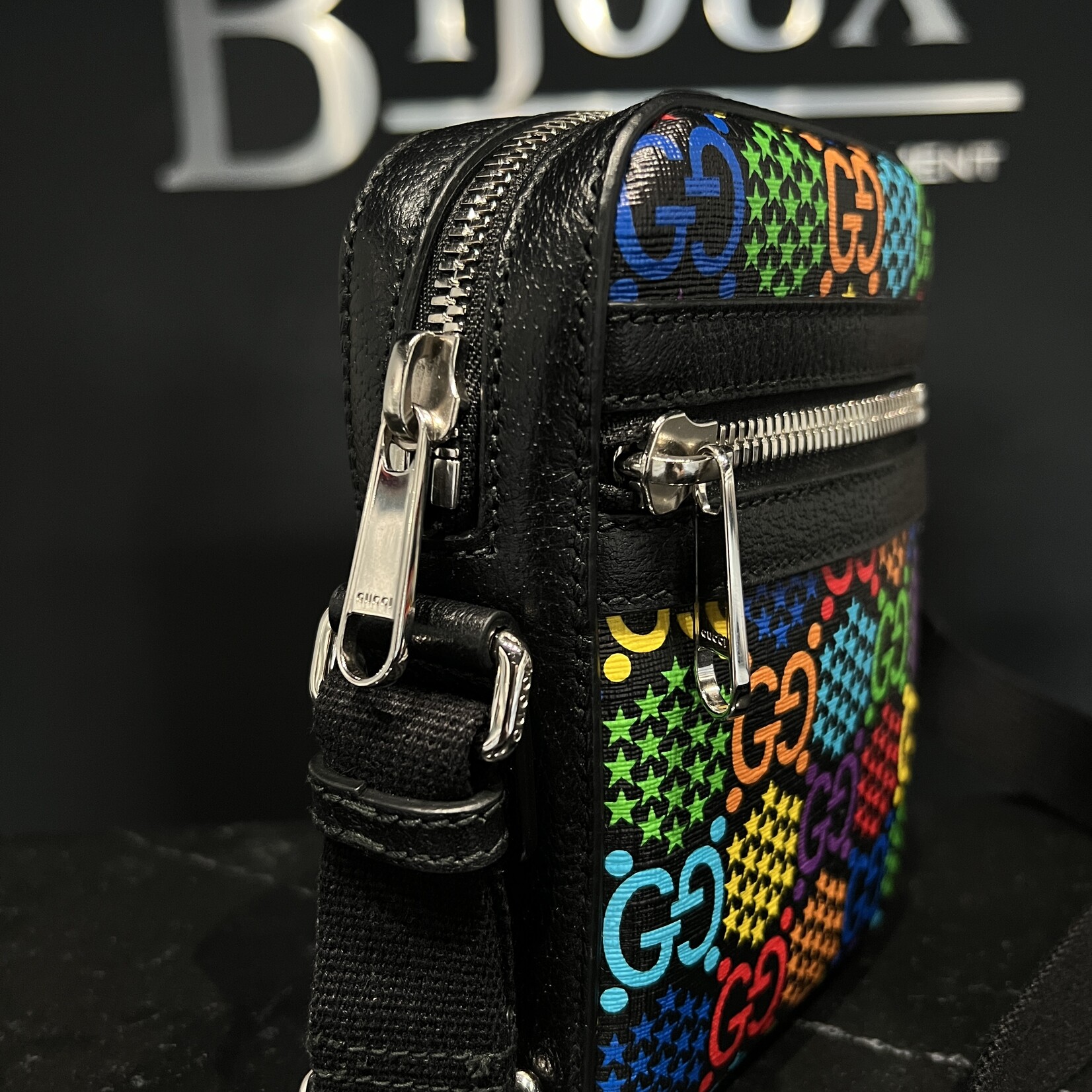 Gucci SOLD - Gucci GG Supreme Monogram Psychedlic Messenger