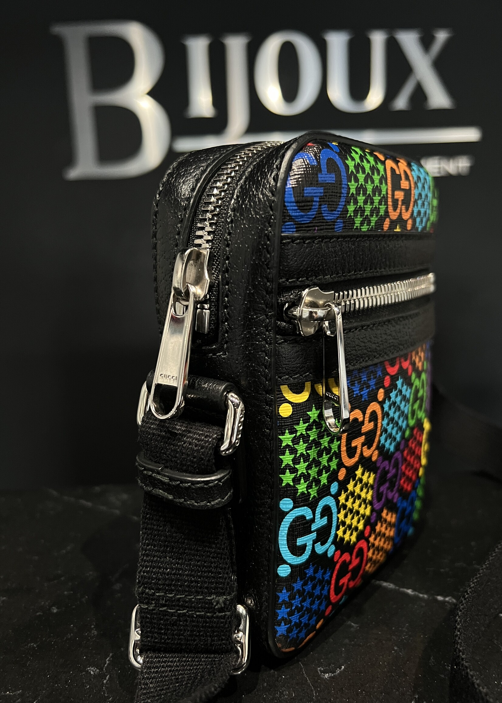 Gucci SOLD - Gucci GG Supreme Monogram Psychedlic Messenger