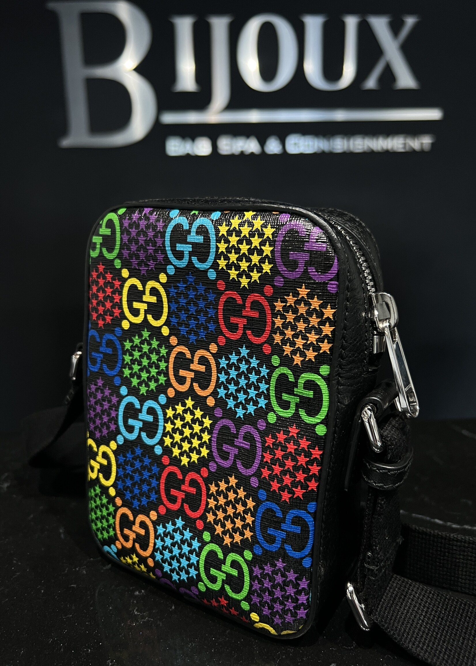 Gucci SOLD - Gucci GG Supreme Monogram Psychedlic Messenger