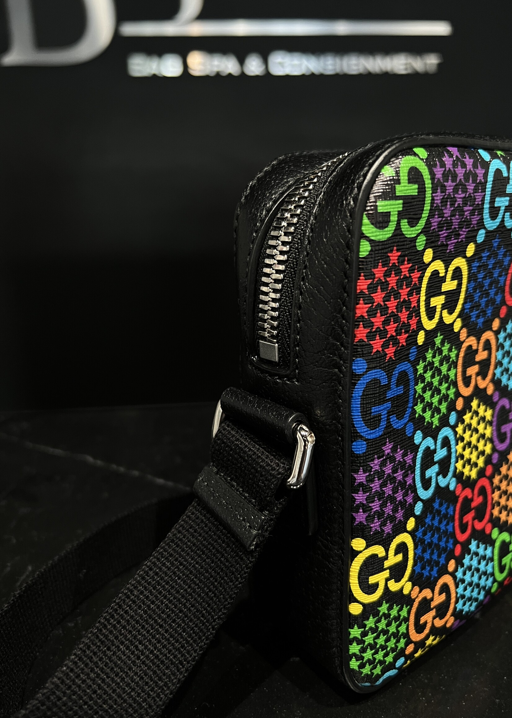 Gucci SOLD - Gucci GG Supreme Monogram Psychedlic Messenger