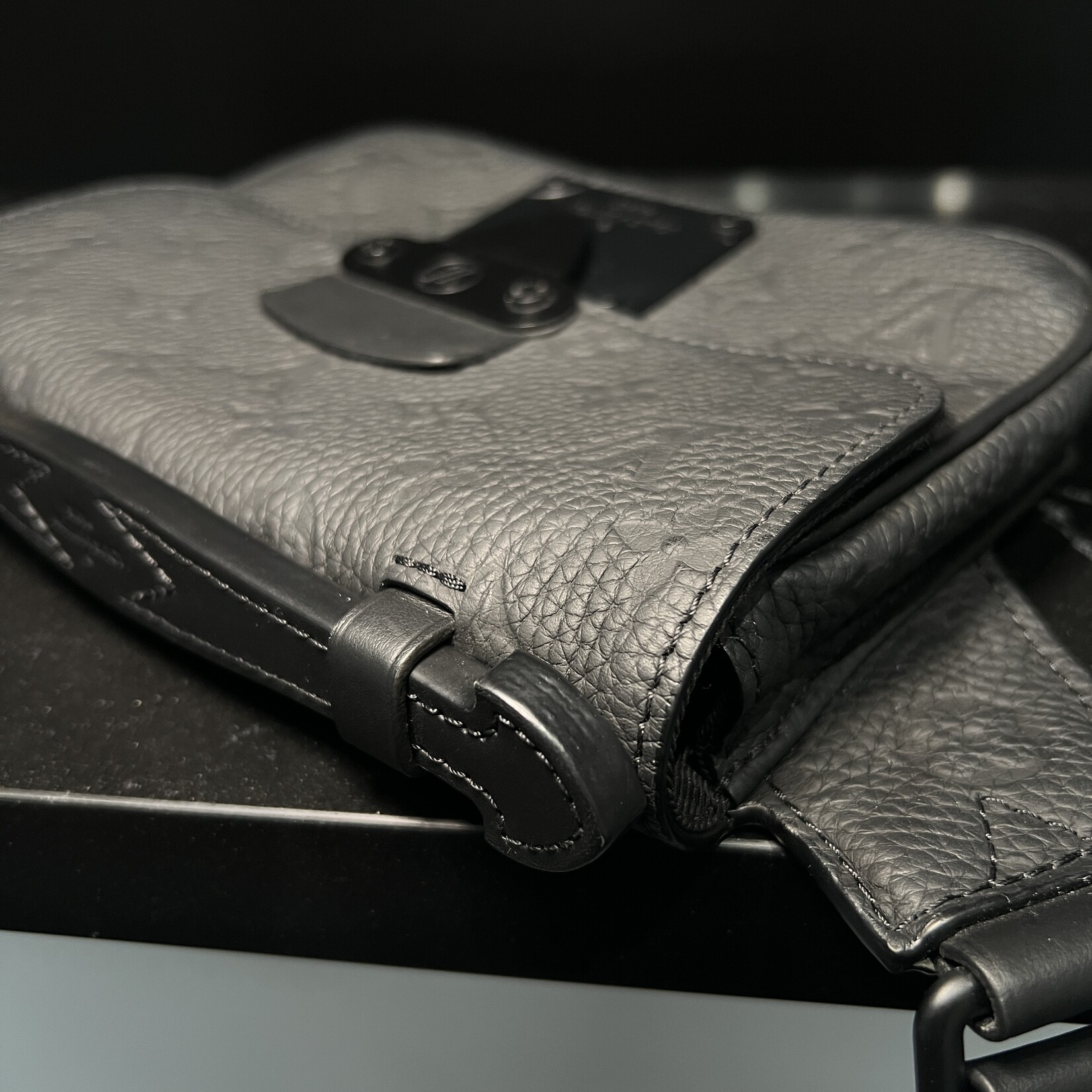 Louis Vuitton Louis Vuitton S Lock Empreinte