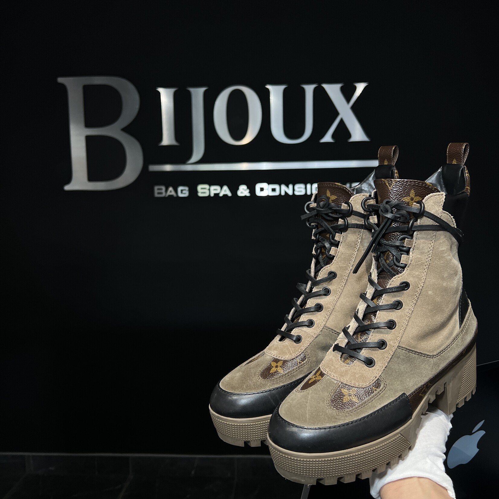 Louis Vuitton Louis Vuitton Laureate Desert Boots 39