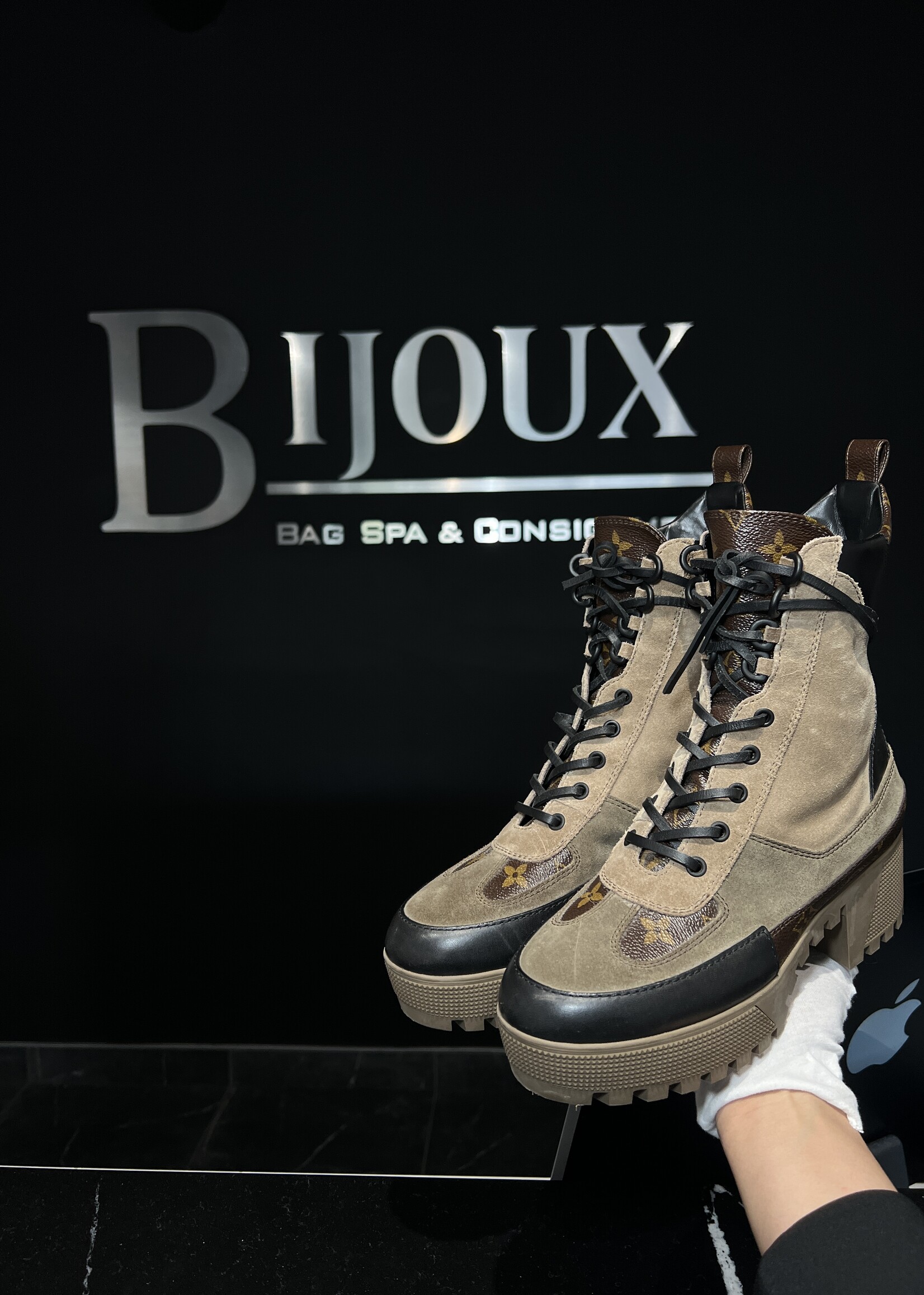 Louis Vuitton SOLD - Louis Vuitton Laureate Desert Boots 39