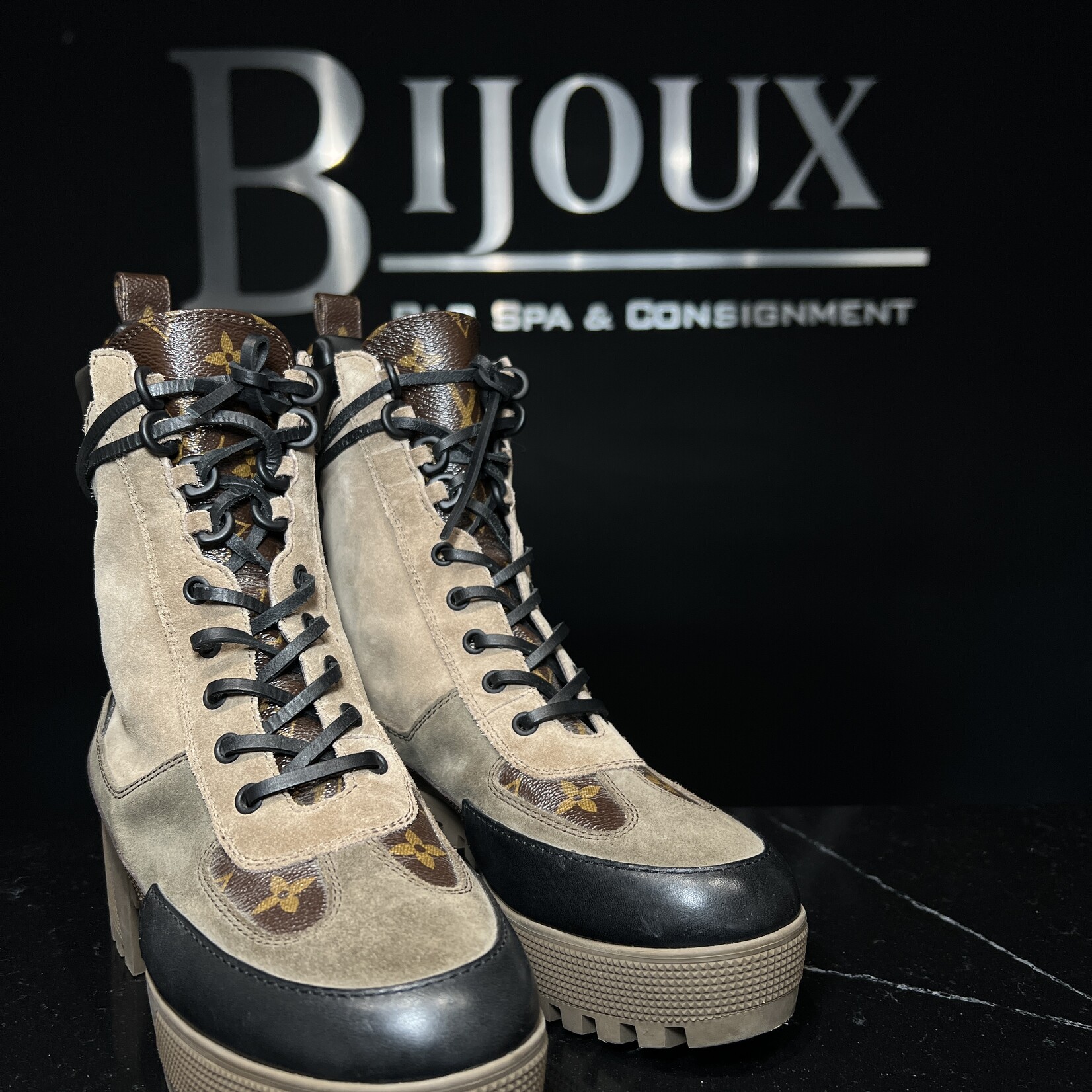 Louis Vuitton Louis Vuitton Laureate Desert Boots 39