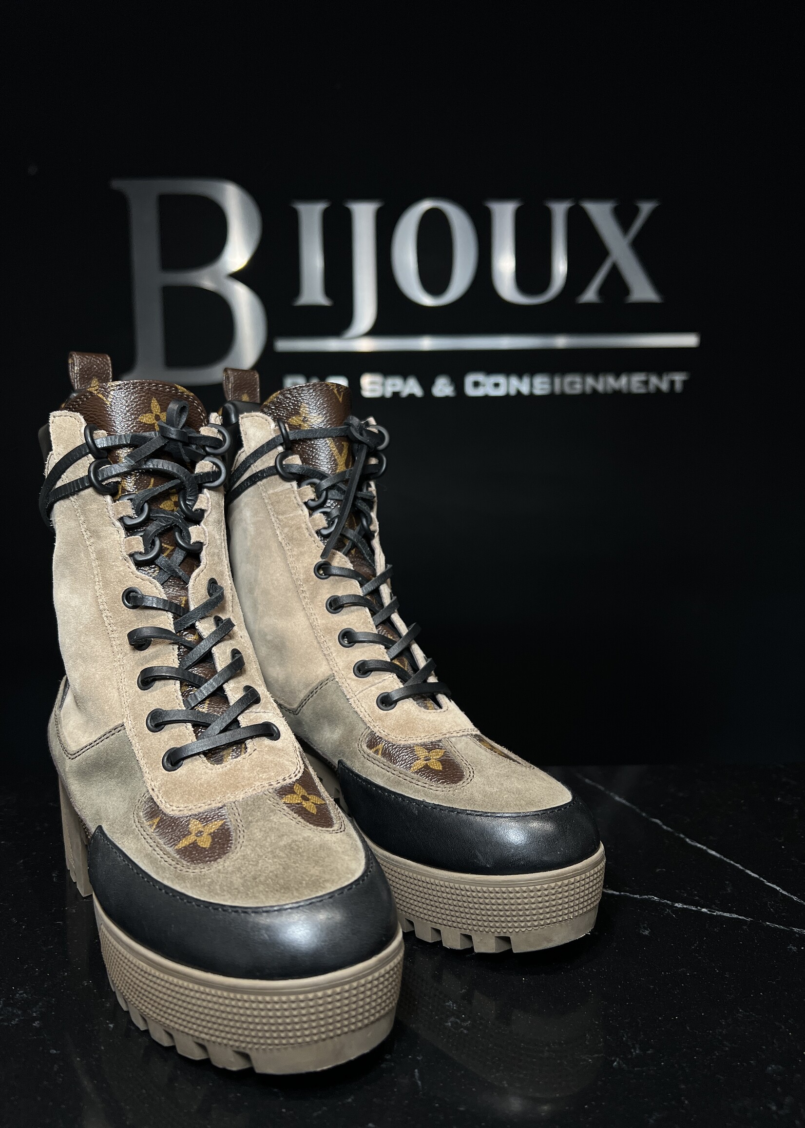 Louis Vuitton Louis Vuitton Laureate Desert Boots 39