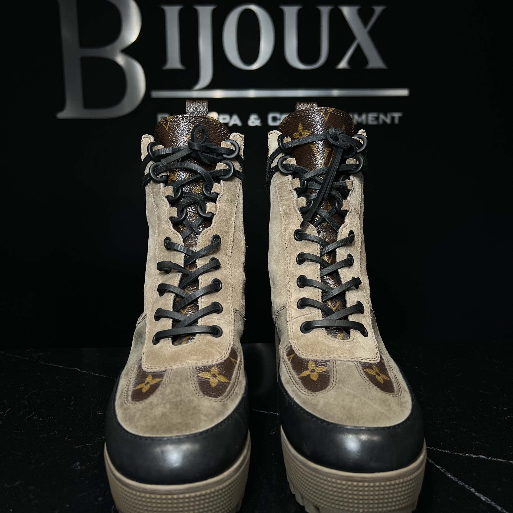 Louis Vuitton Louis Vuitton Laureate Desert Boots 39