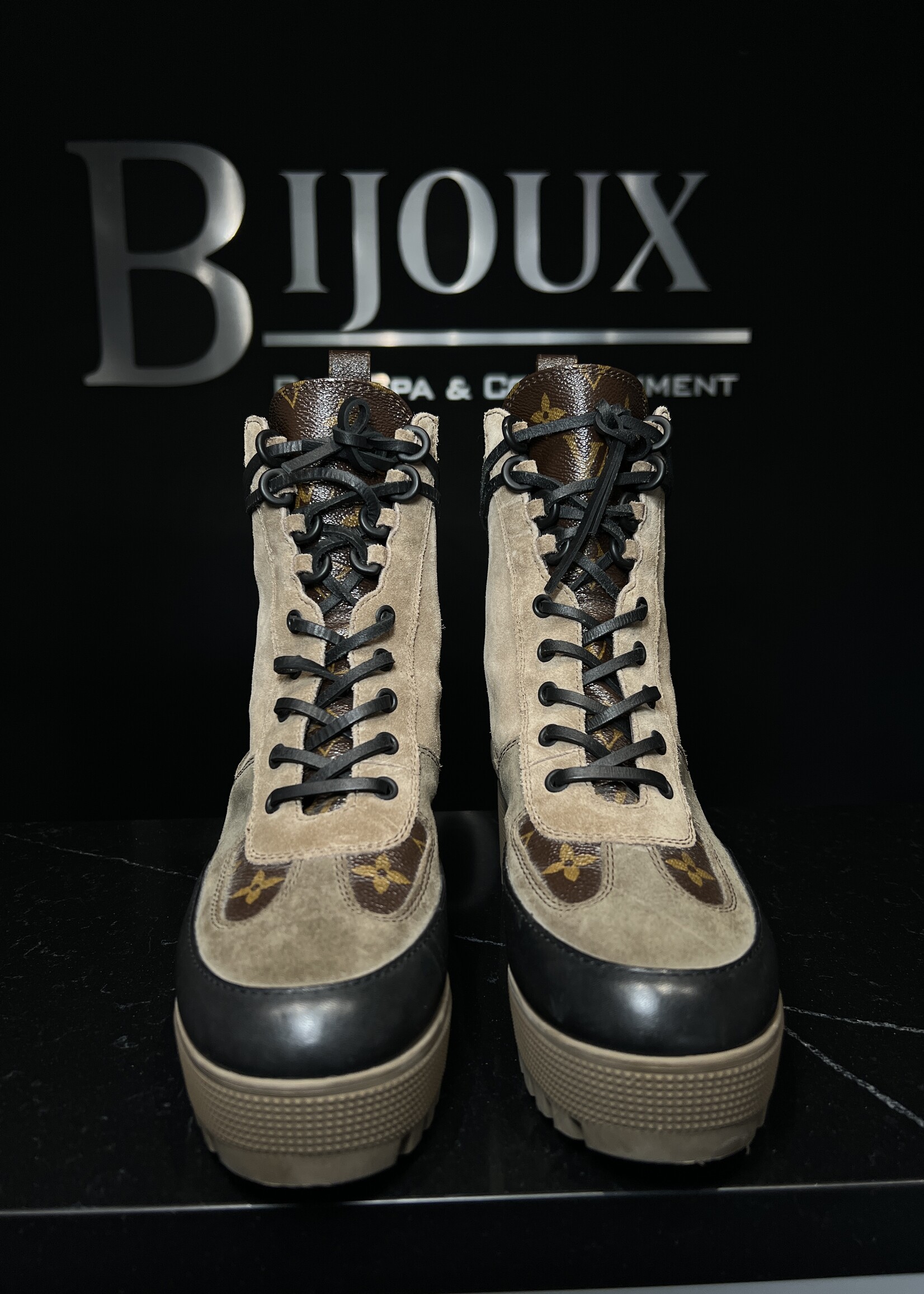 Louis Vuitton SOLD - Louis Vuitton Laureate Desert Boots 39