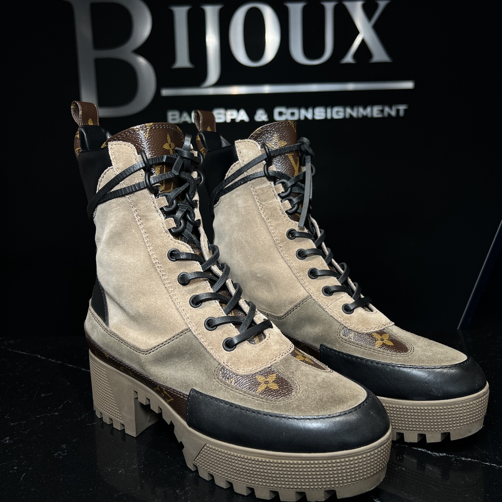 Louis Vuitton Louis Vuitton Laureate Desert Boots 39