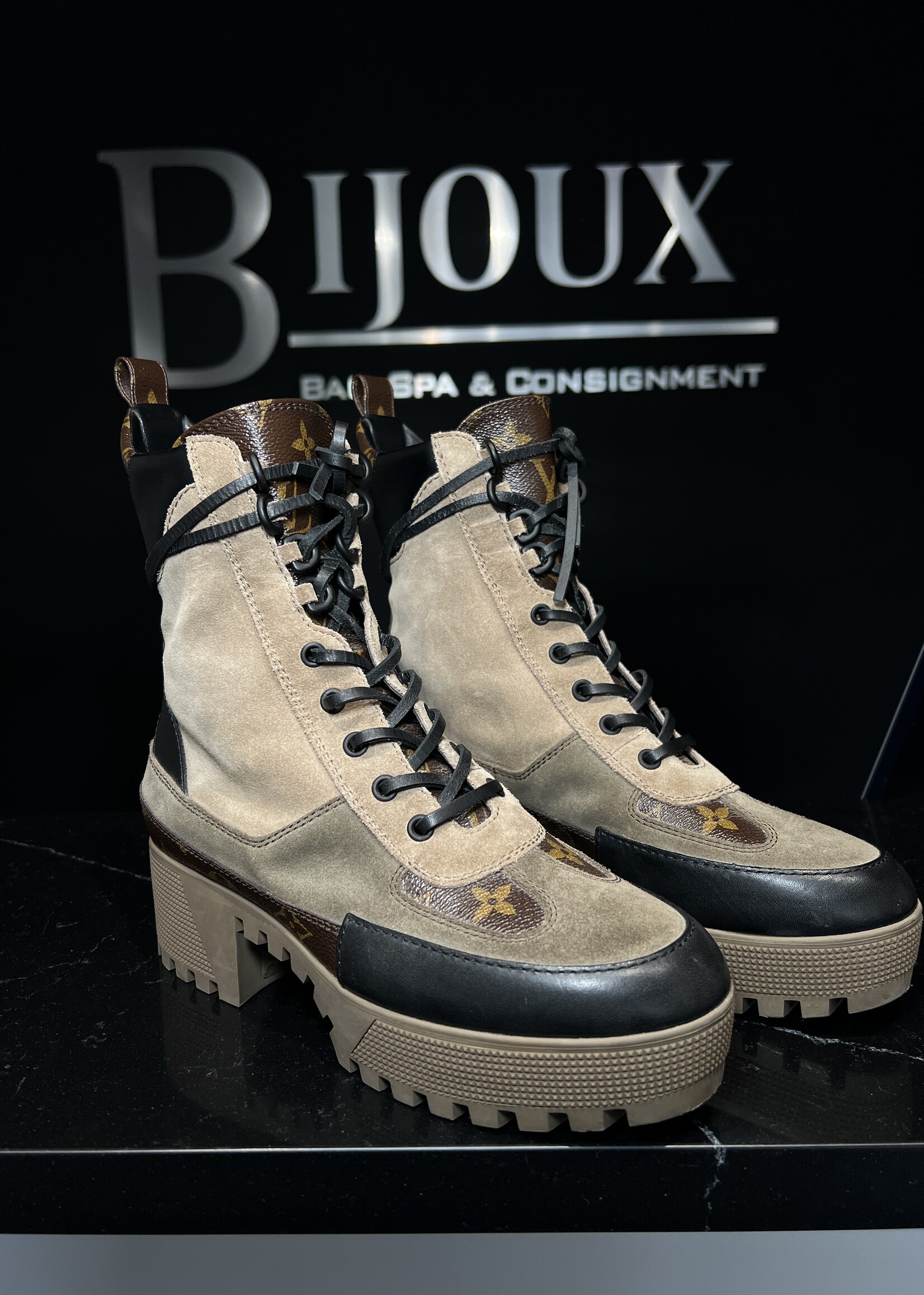 Louis Vuitton SOLD - Louis Vuitton Laureate Desert Boots 39