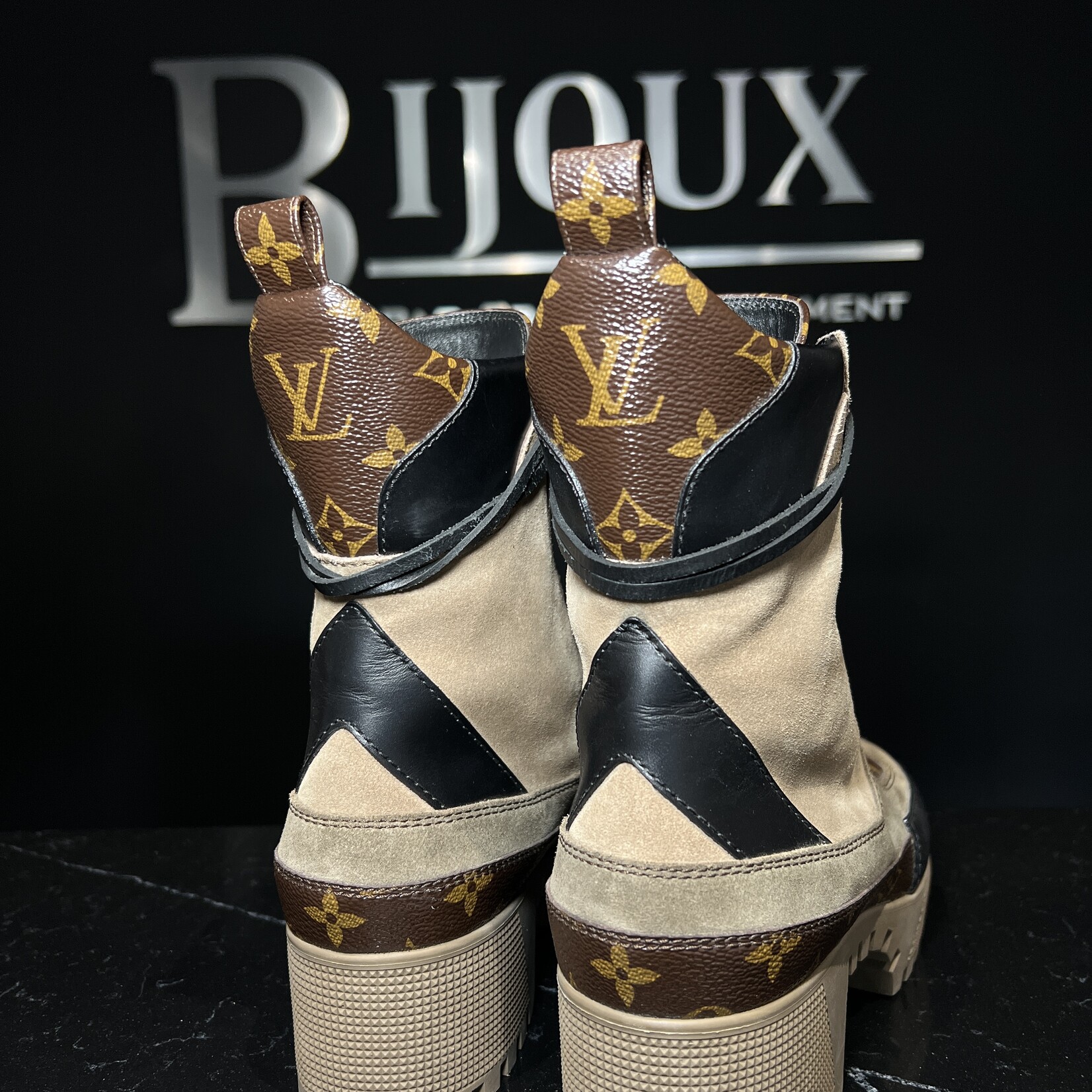 Louis Vuitton Louis Vuitton Laureate Desert Boots 39