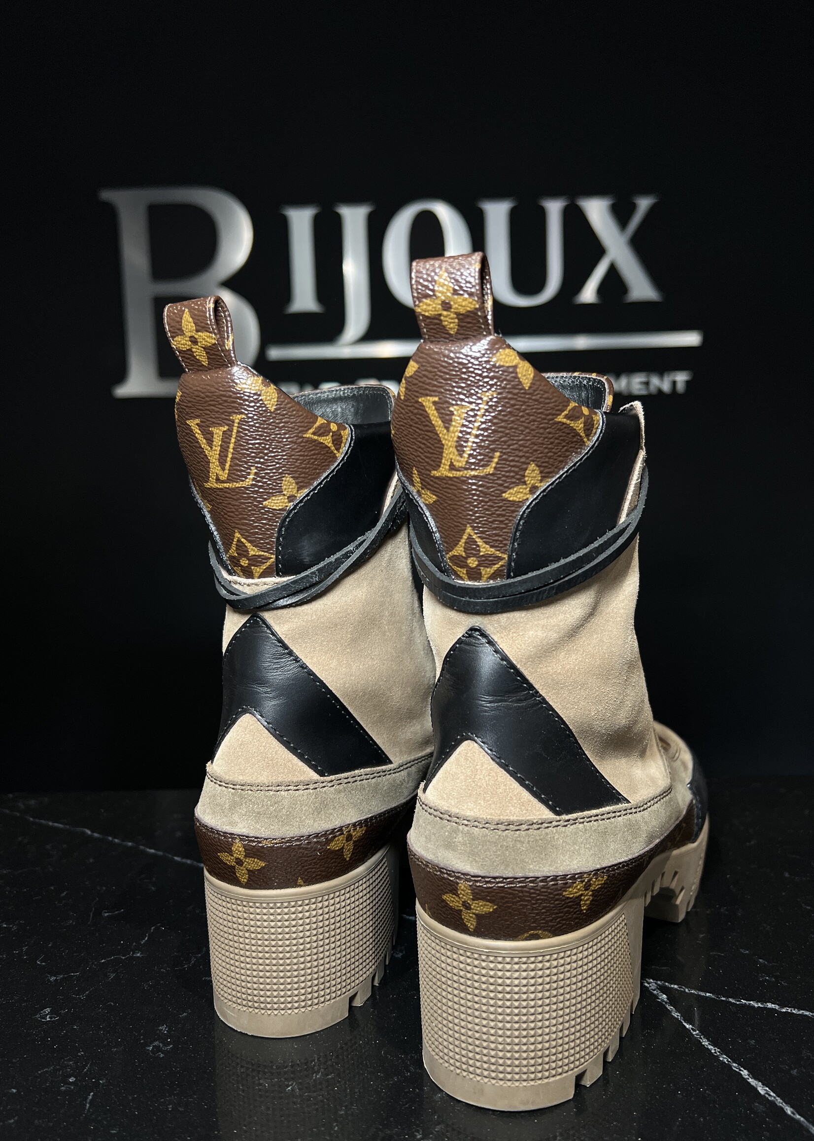 Louis Vuitton SOLD - Louis Vuitton Laureate Desert Boots 39