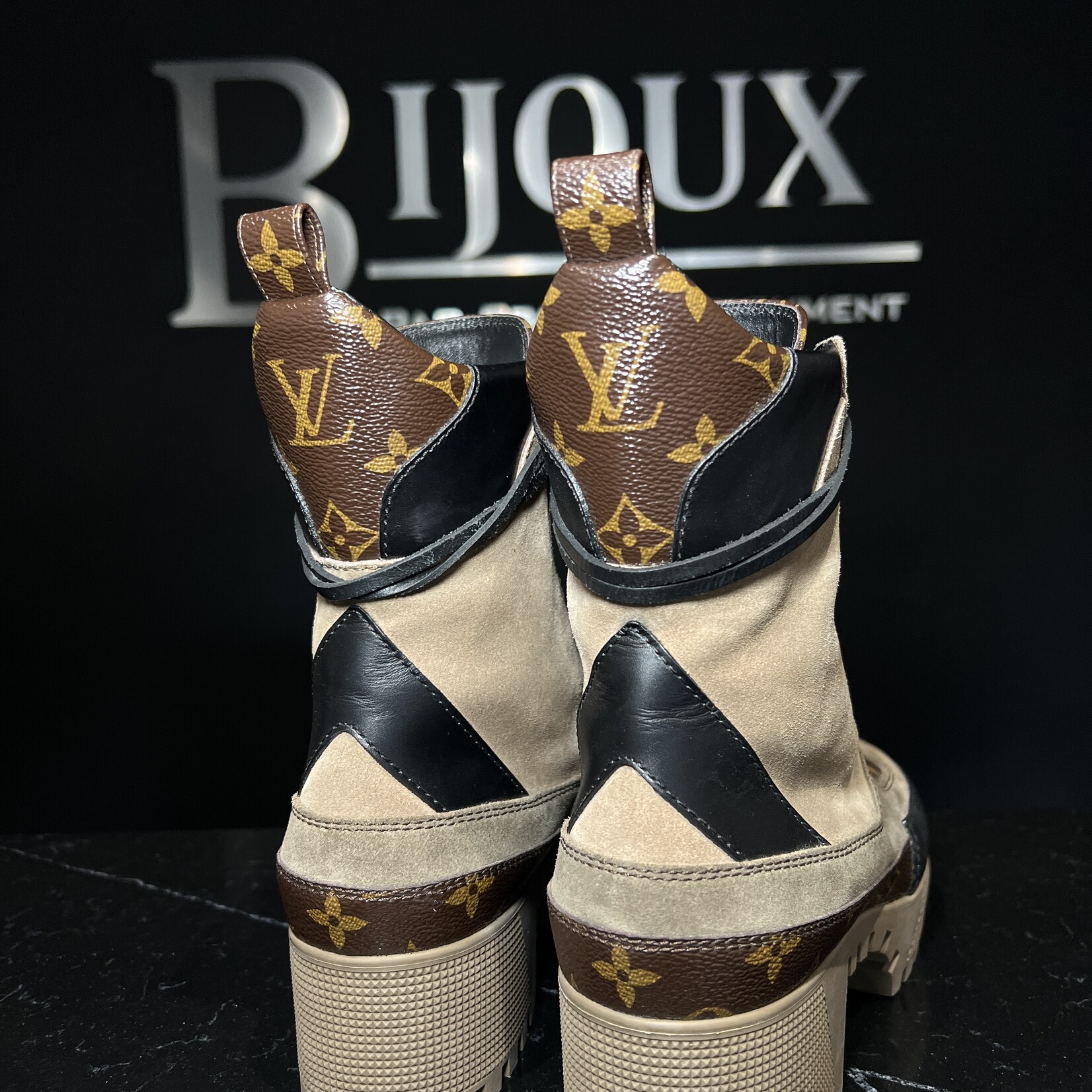 Louis Vuitton Louis Vuitton Laureate Desert Boots 39