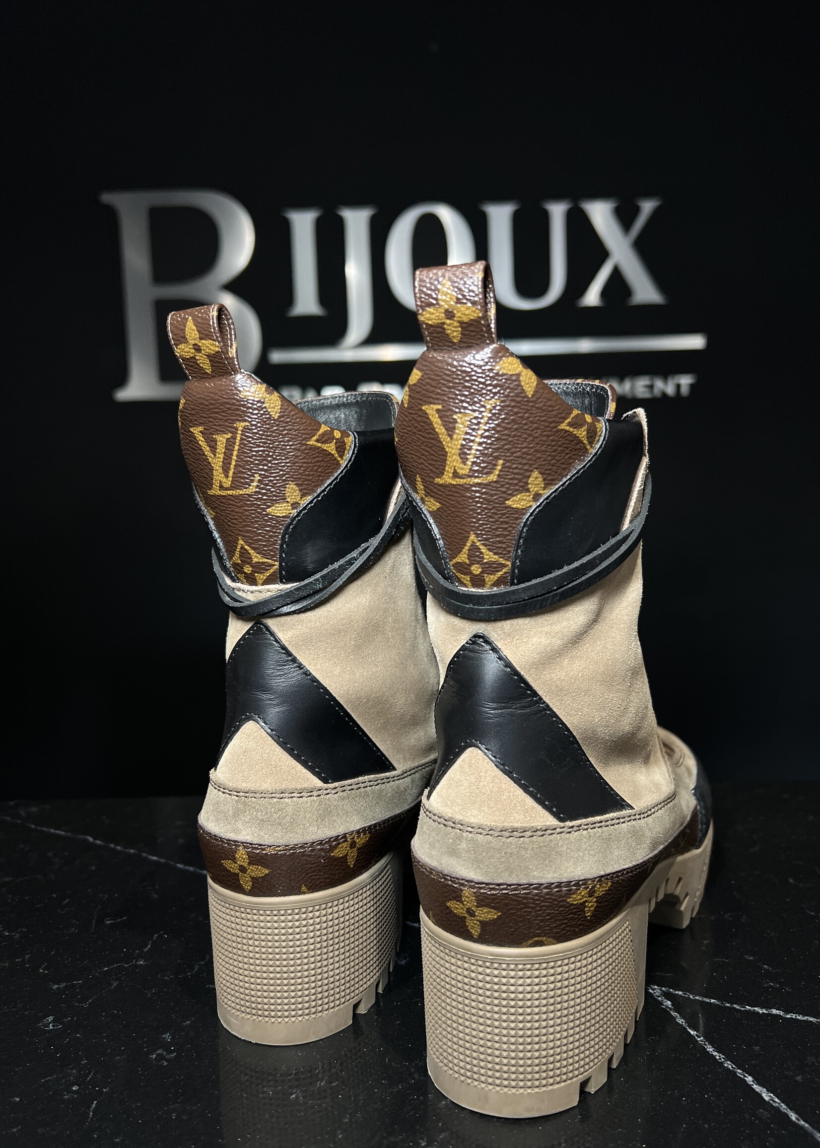 Louis Vuitton SOLD - Louis Vuitton Laureate Desert Boots 39