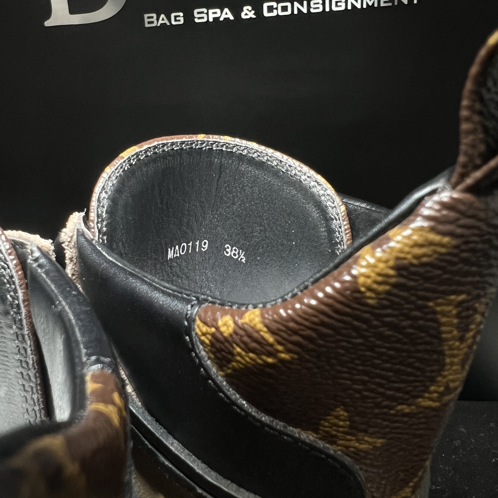 Louis Vuitton Louis Vuitton Laureate Desert Boots 39
