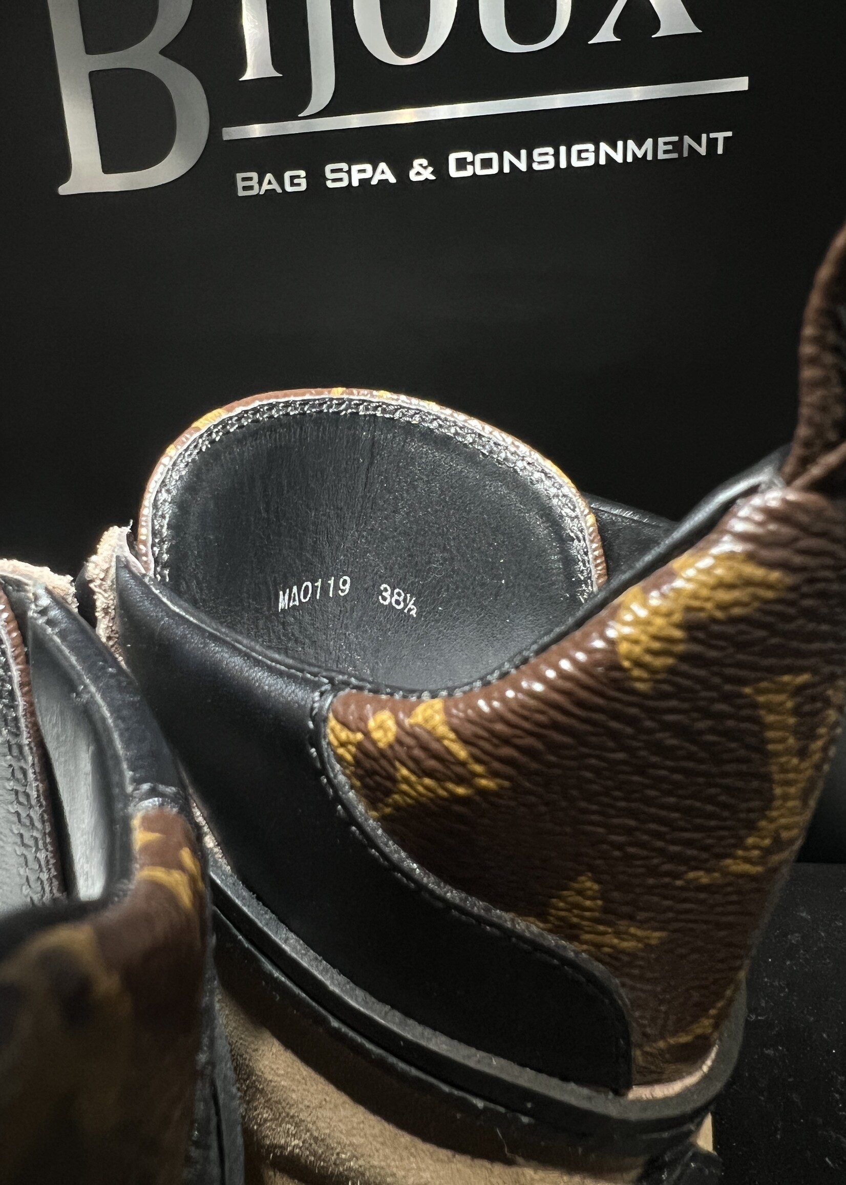 Louis Vuitton SOLD - Louis Vuitton Laureate Desert Boots 39