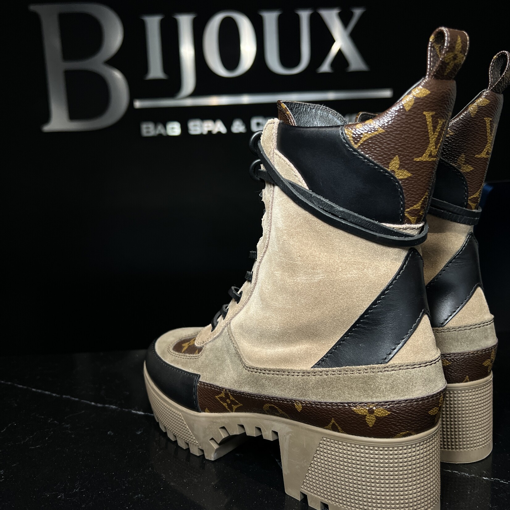 Louis Vuitton Louis Vuitton Laureate Desert Boots 39