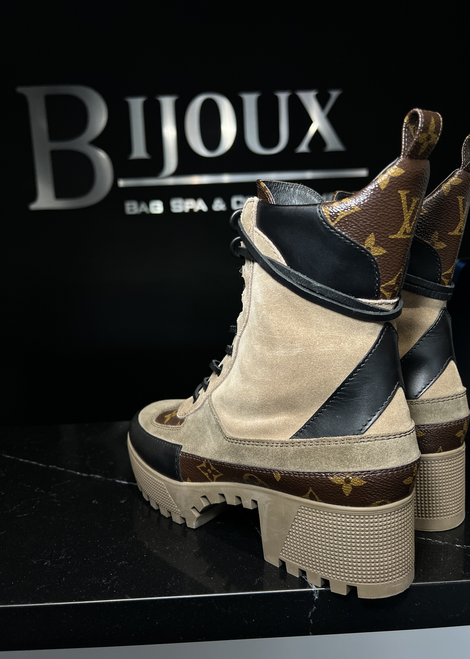 Louis Vuitton SOLD - Louis Vuitton Laureate Desert Boots 39
