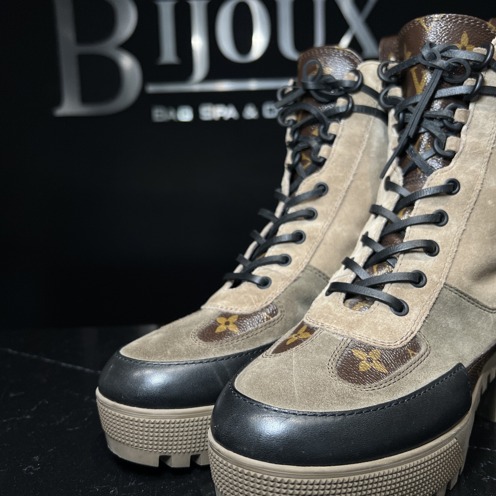 Louis Vuitton Louis Vuitton Laureate Desert Boots 39