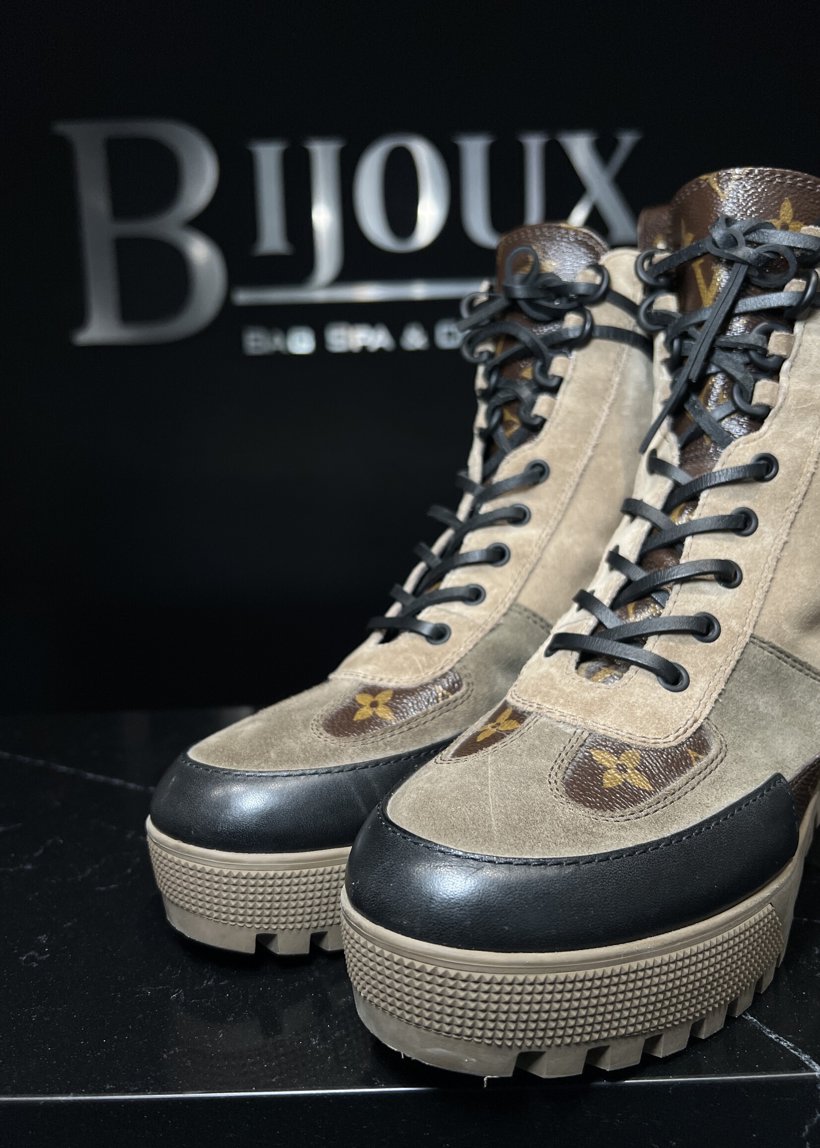 Louis Vuitton SOLD - Louis Vuitton Laureate Desert Boots 39